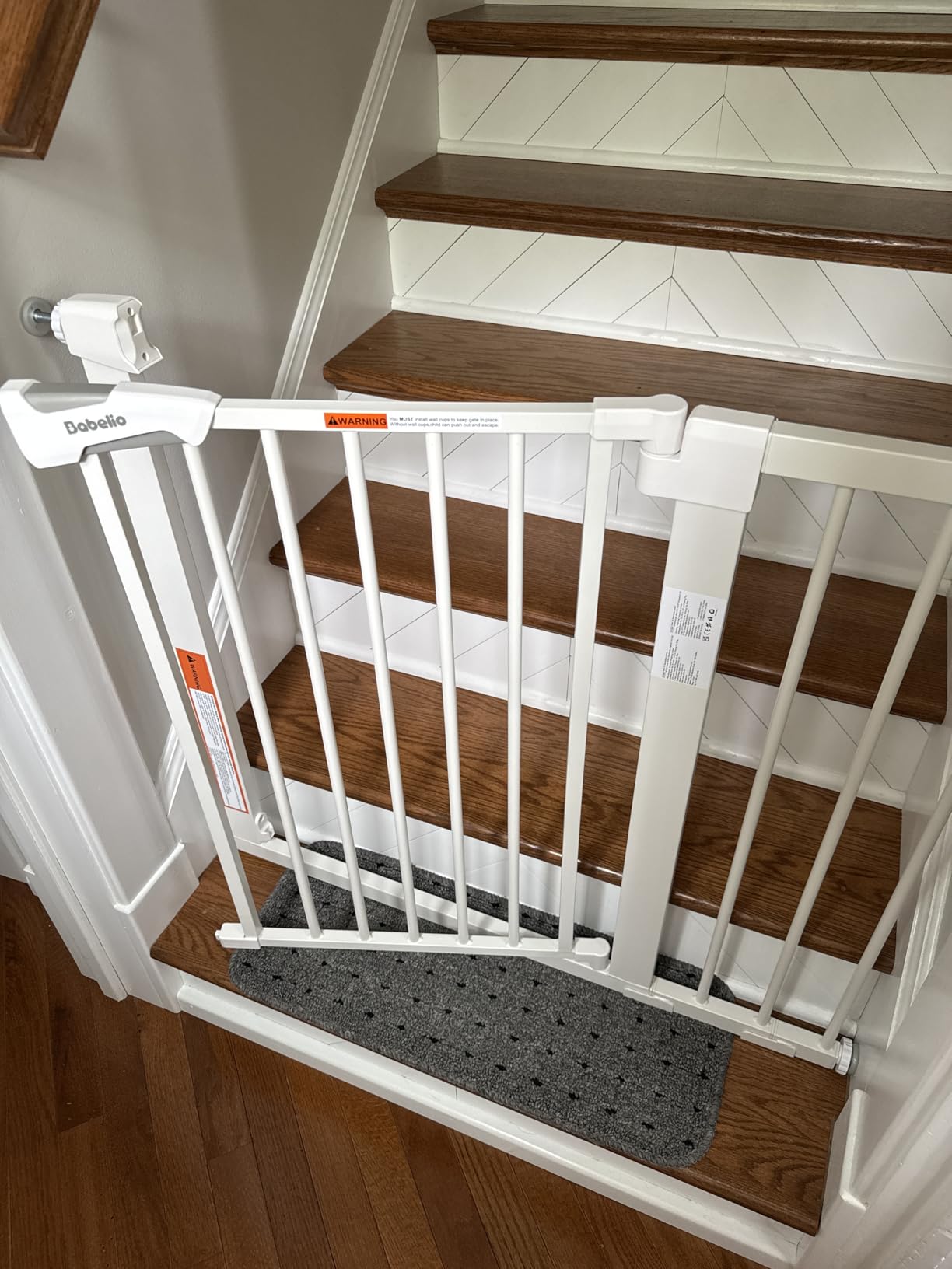 BABELIO Safety Gate Door Fits for Stairs, Narrow and Wide Doorways with Auto Close, Easy Install, No Drilling, Pressure Mounted for Baby, Child, Pets, Dog/Puppy, 26''-40'', White customer photo 1