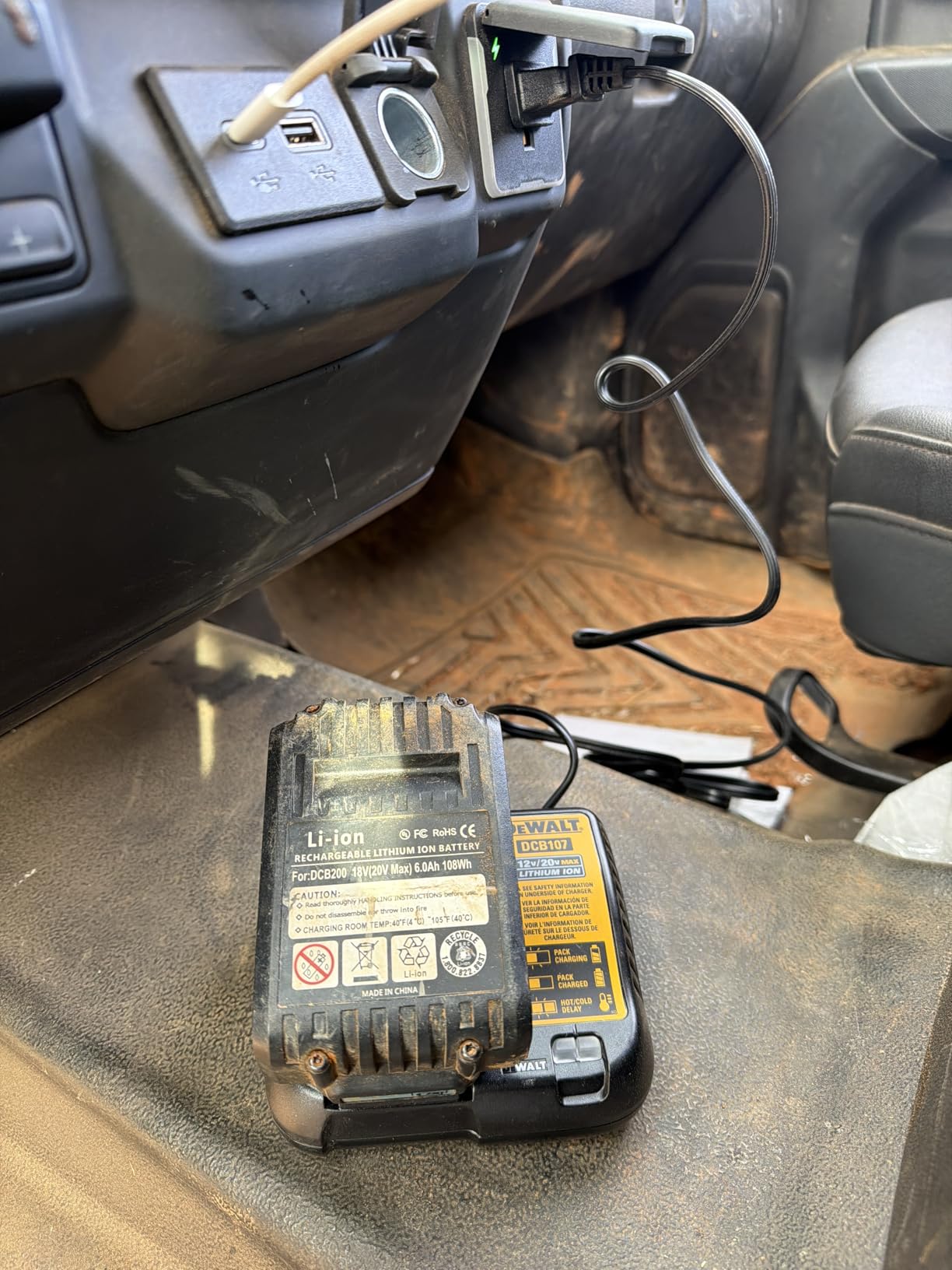 DeWalt 20V MAX Battery Charger (DCB1104), 12V MAX/20V MAX Lithium Ion Battery Charger, 4 Amp customer photo 2