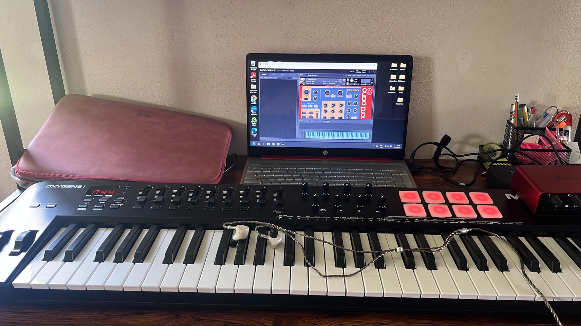 M-AUDIO Oxygen 61 (MKV) Key USB MIDI Keyboard Controller with Beat Pads, Smart Chord, Scale Modes, Arpeggiator and Native Instruments Sound Package (NKS Integration) customer photo 1