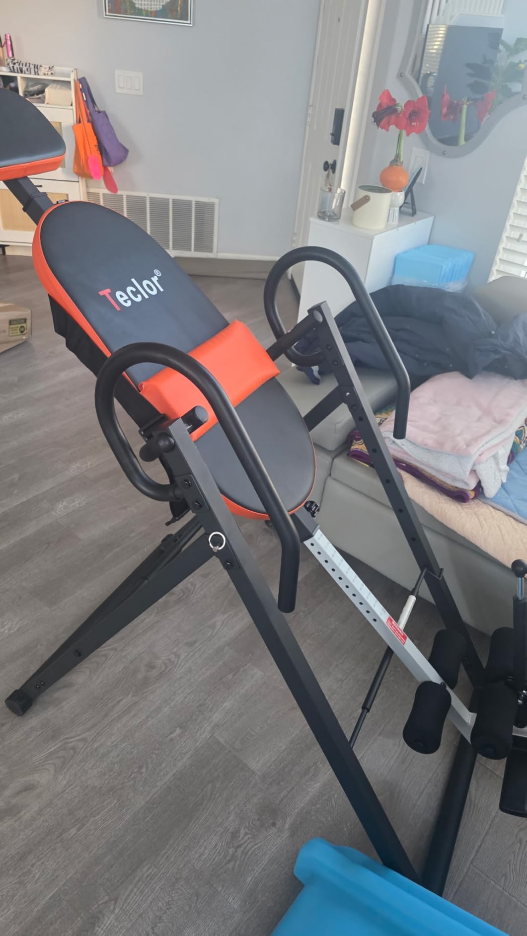 Teclor Inversion Table for Back Pain Relief, 350 lbs Capacity Strength Training Inversion Equipment, Decompression Table for Pain Therapy Training with Safe Belt & Comfortable Ankle Holders customer photo 2