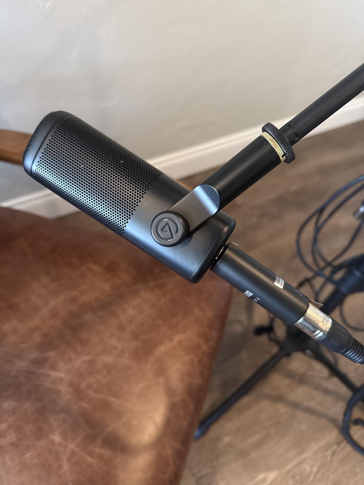 Elgato Wave DX - Dynamic XLR Microphone, Cardioid Pattern, Noise Rejection, Speech Optimised for Podcasting, Streaming, Broadcasting customer photo 1