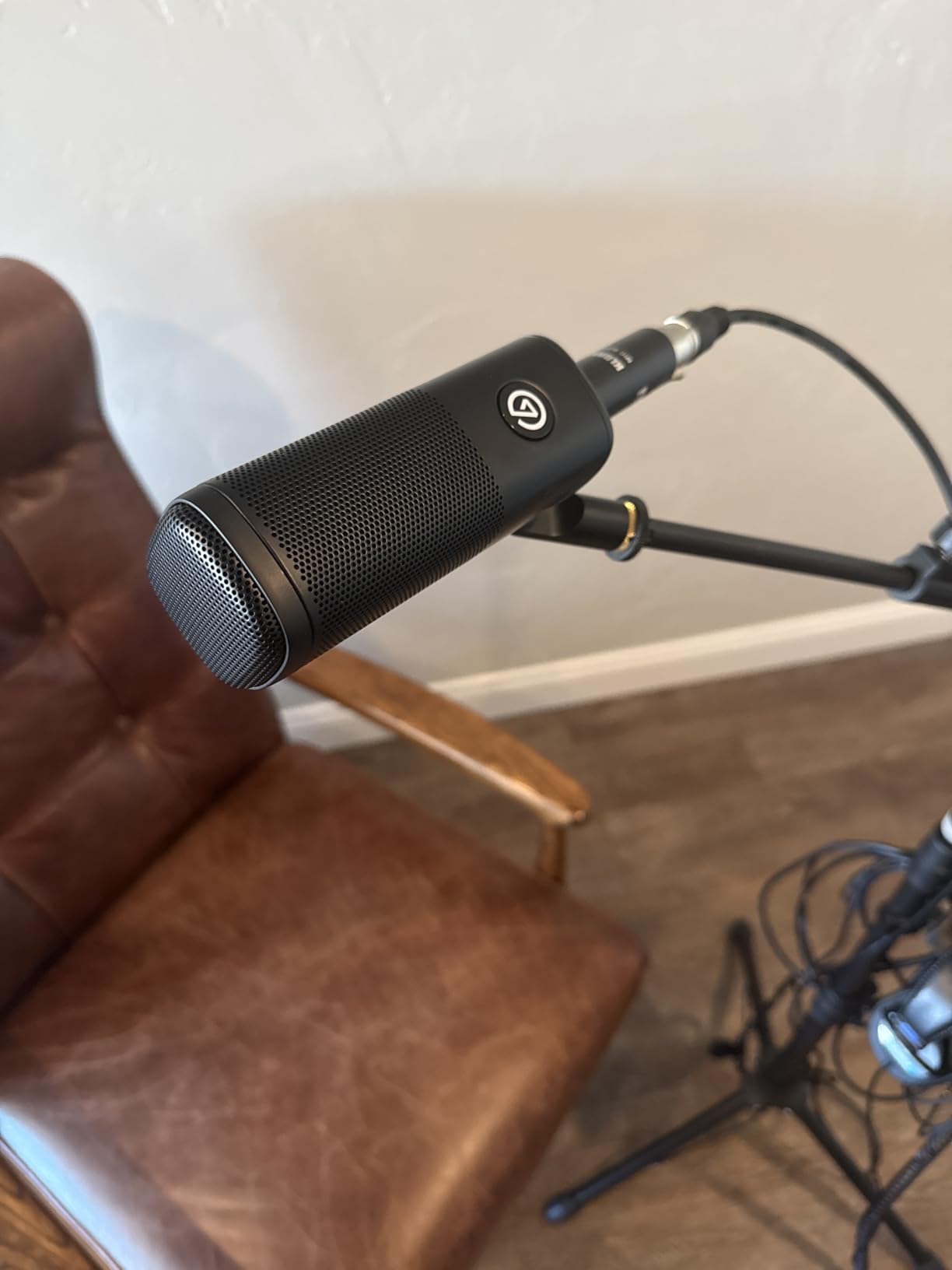 Elgato Wave DX - Dynamic XLR Microphone, Cardioid Pattern, Noise Rejection, Speech Optimised for Podcasting, Streaming, Broadcasting customer photo 2