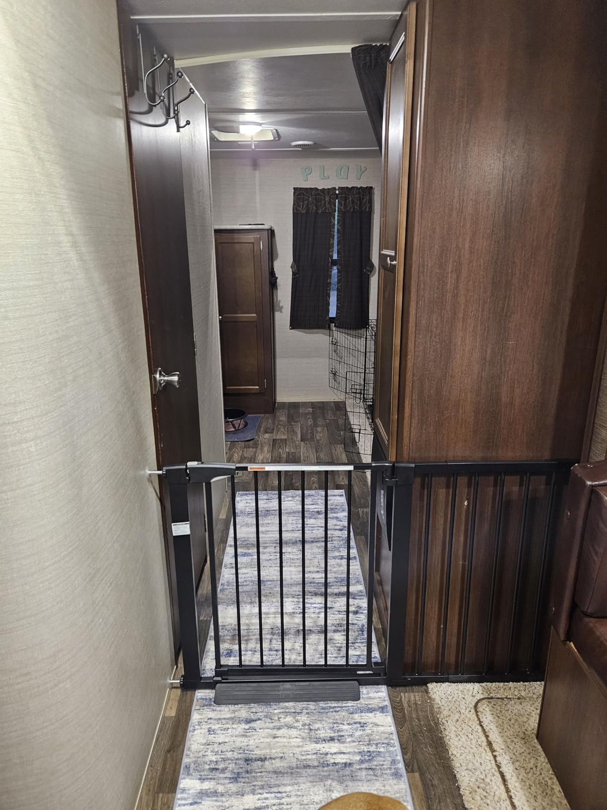 Mumeasy Baby Gate Extra Wide, 29.7-51'' Pressure Mounted Dog Gate with Walk Thru Door, Auto Close Pet Gate for House, Stairs, Doorways, Black customer photo 2