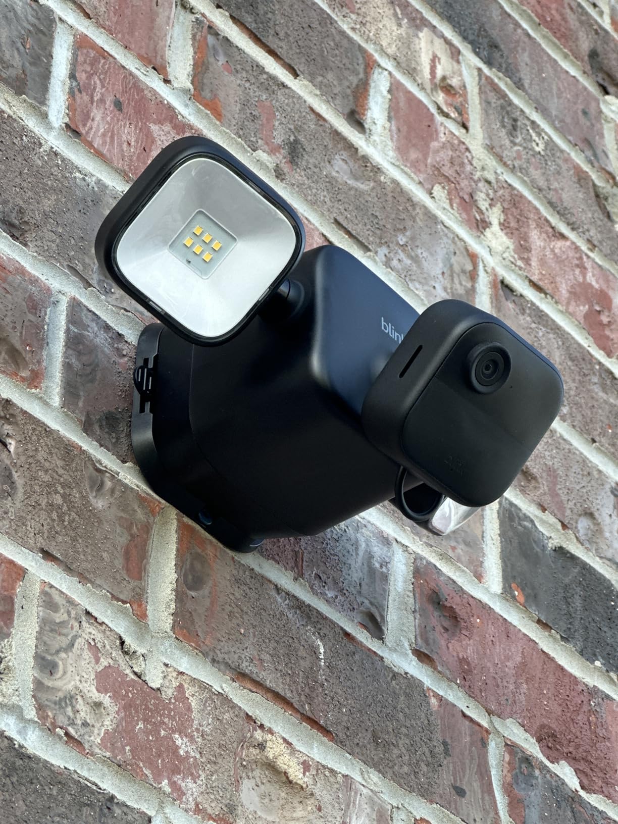 Outdoor Floodlight Mount - Wire-free, 700 lumens, two-year battery life, set up in minutes customer photo 1