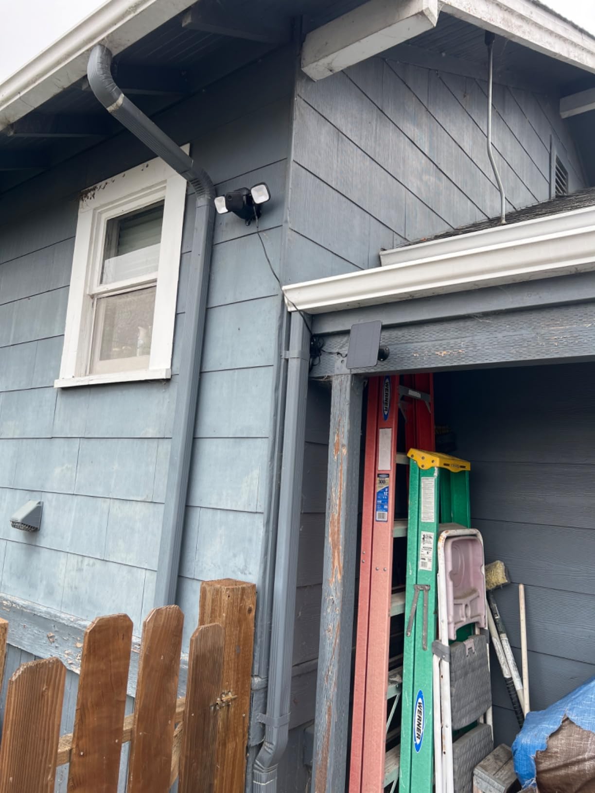 Outdoor Floodlight Mount - Wire-free, 700 lumens, two-year battery life, set up in minutes customer photo 2