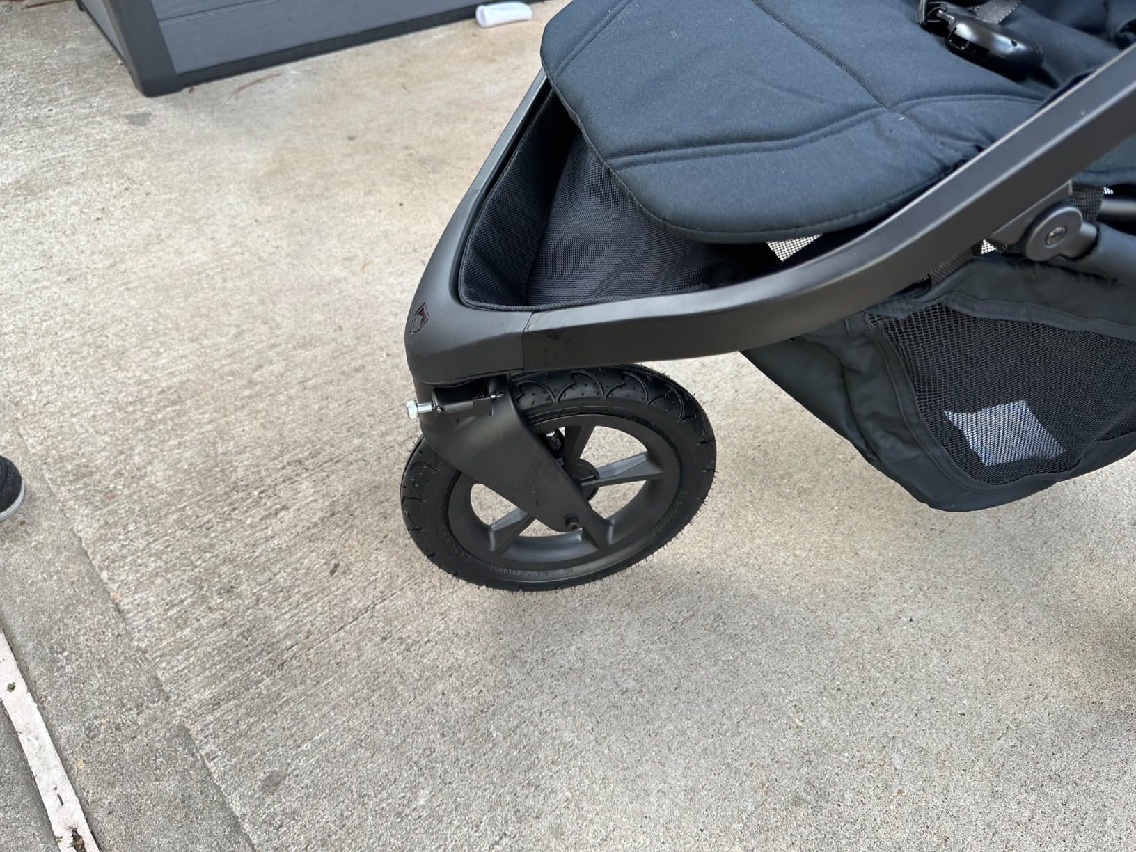 BOB Gear Wayfinder Jogging Stroller with Independent Dual Suspension, Air-Filled Tires, and 75-Pound Weight Capacity, Nightfall customer photo 2