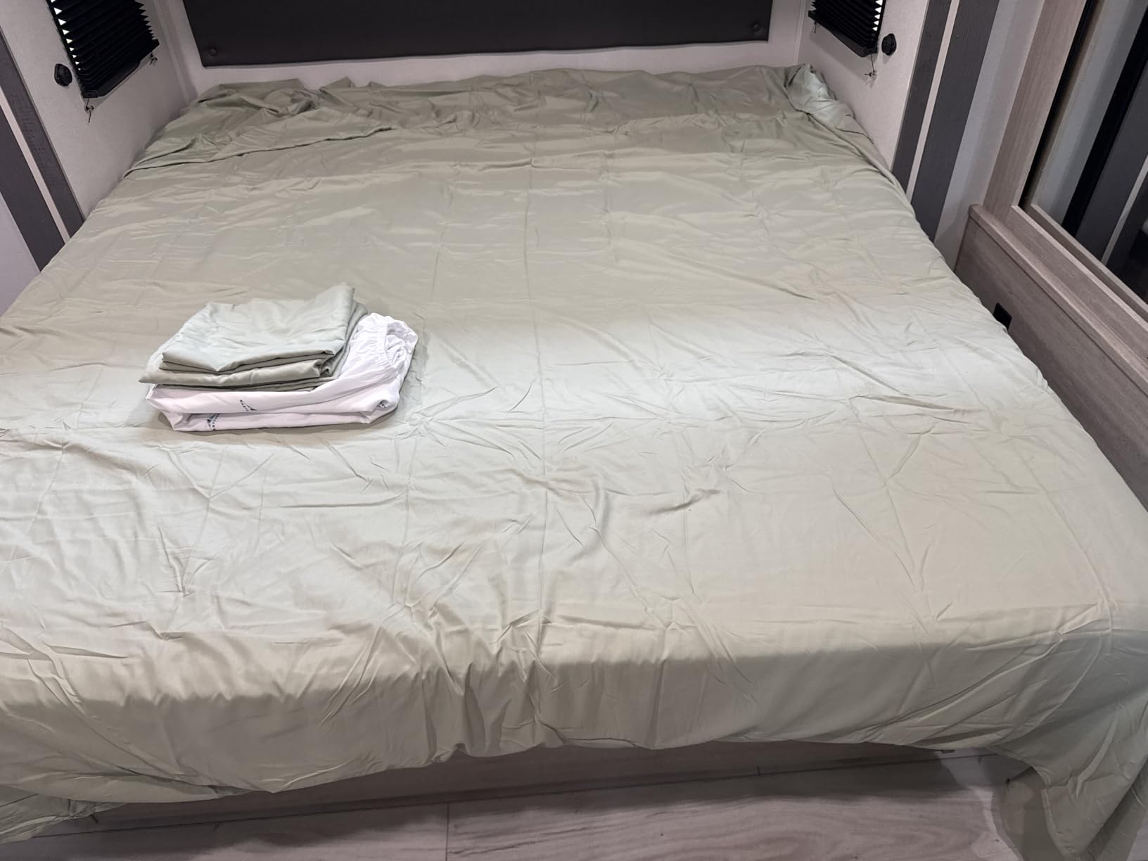 ILAVANDE Queen Sheets Set 6 Piece, Hotel Luxury Super Soft 1800 Series Microfiber Queen Bed Sheets Set - Wrinkle Free & Breathable - 14 Deep Pocket Sheets for Queen Size Bed (Sage Green) customer photo 1