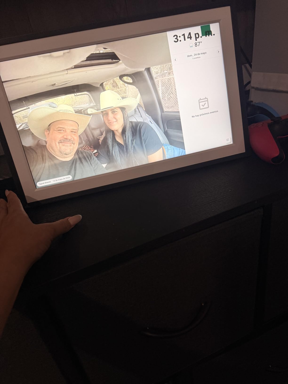 Digital Picture Frame, Frameo 15.6 Inch Large Digital Photo Frame WiFi, 1920 * 1080 IPS FHD Touch Screen, 32GB, Tabletop&Wall-Mounted, Electronic Photo Frame, Share Video, Birthday, Wedding, for Mom customer photo 2
