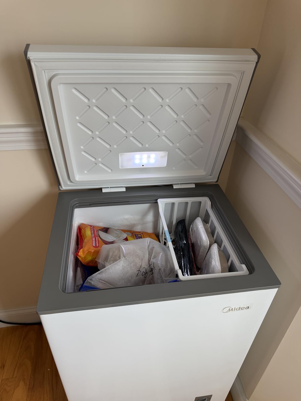 Midea MERC04C4BAWW Chest Freezer, 3.5 Cubic Feet Freezer With Removable Basket, Interior LED Light, Adjustable Temperature, For Kitchen Apartment Office, White customer photo 2