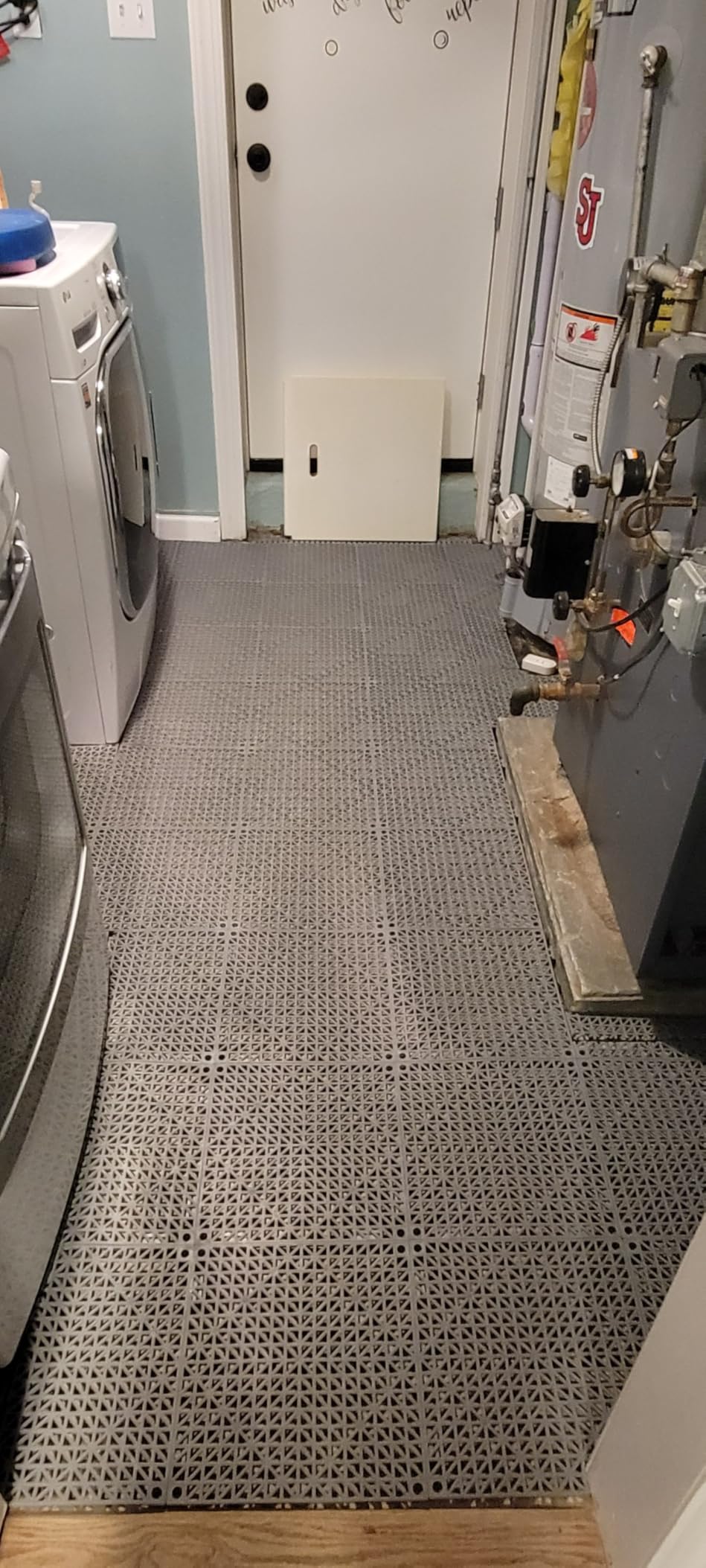VEVOR Interlocking Tile 55PCS Black, Drainage Tiles 12 x 12 Splicing, Soft PVC Interlocking Drainage Floor Tiles, Non-Slip Drainage Holes for Restroom, Bathroom, Kitchen, Pool, Wet Areas customer photo 1