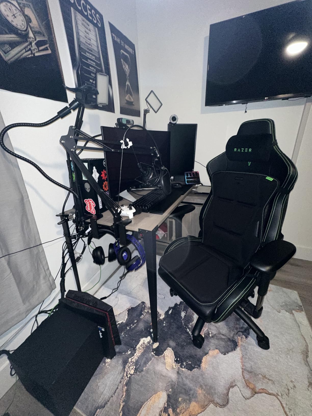 Razer Freyja HD Haptic Gaming Chair Cushion: Multi-Directional Haptics - Haptic EQ Customization via Razer Synapse - HyperSpeed Wireless & Bluetooth - Adjustable Strap for Universal Fit customer photo 1