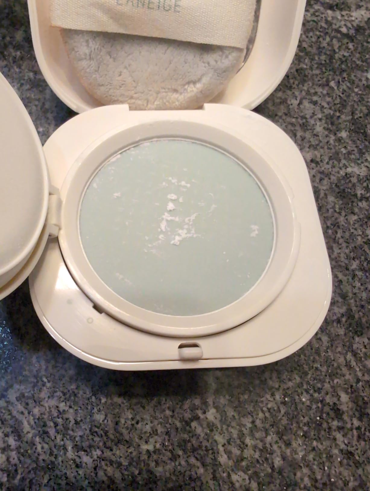 LANEIGE Neo Blurring Powder: Korean Shine Control Compact with Pore Blurring, Smoothing Finish & Travel-Friendly, No Spill Packaging customer photo 2