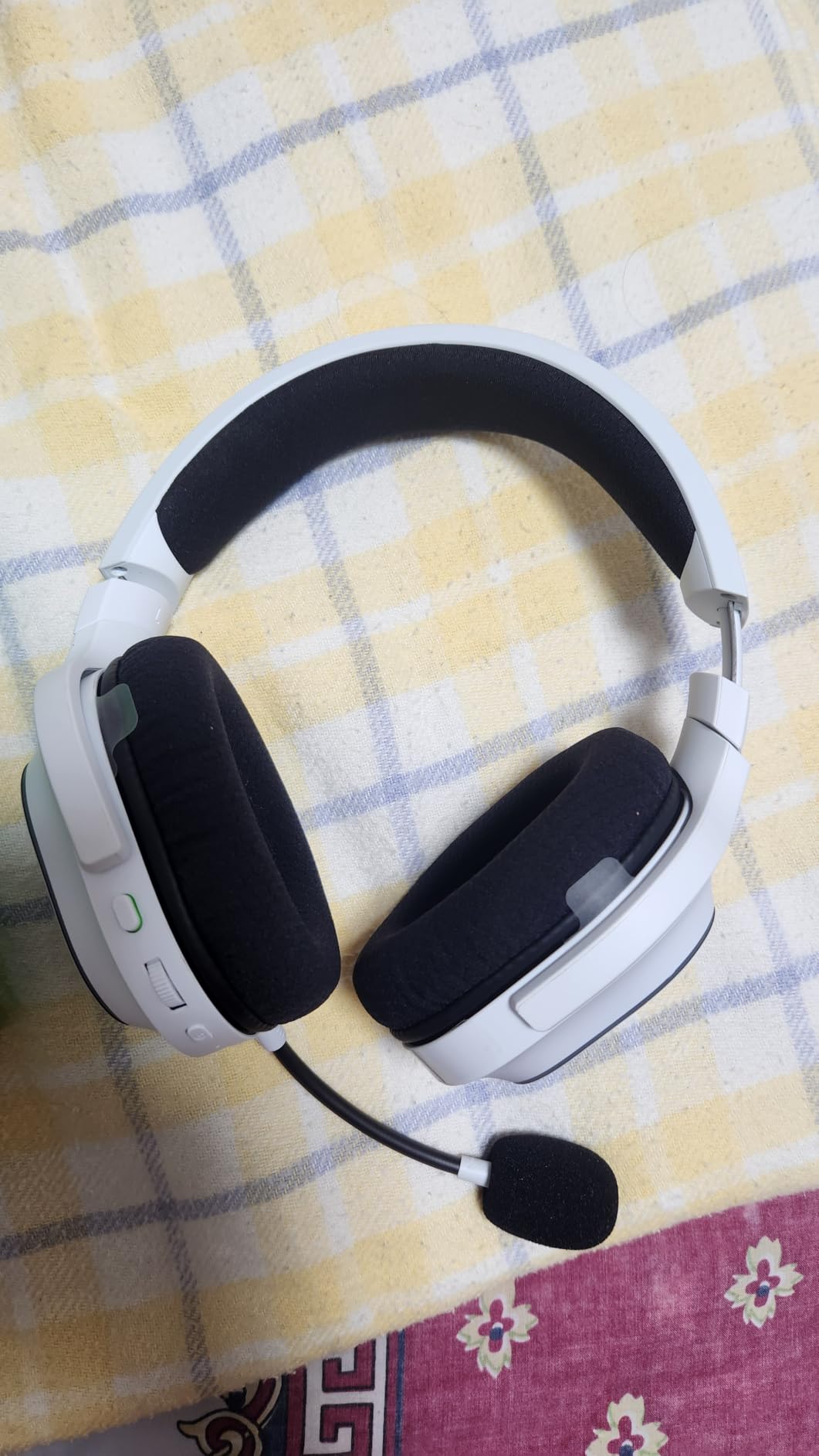 Razer Barracuda X Chroma Wireless Gaming Headset: 2.4GHz Wireless & Bluetooth - Lightweight - Chroma RGB - 40mm Drivers - Cardioid Mic - 70 Hr Battery - for PC, Mac, PS5, Switch 2, Smartphone - Black customer photo 2