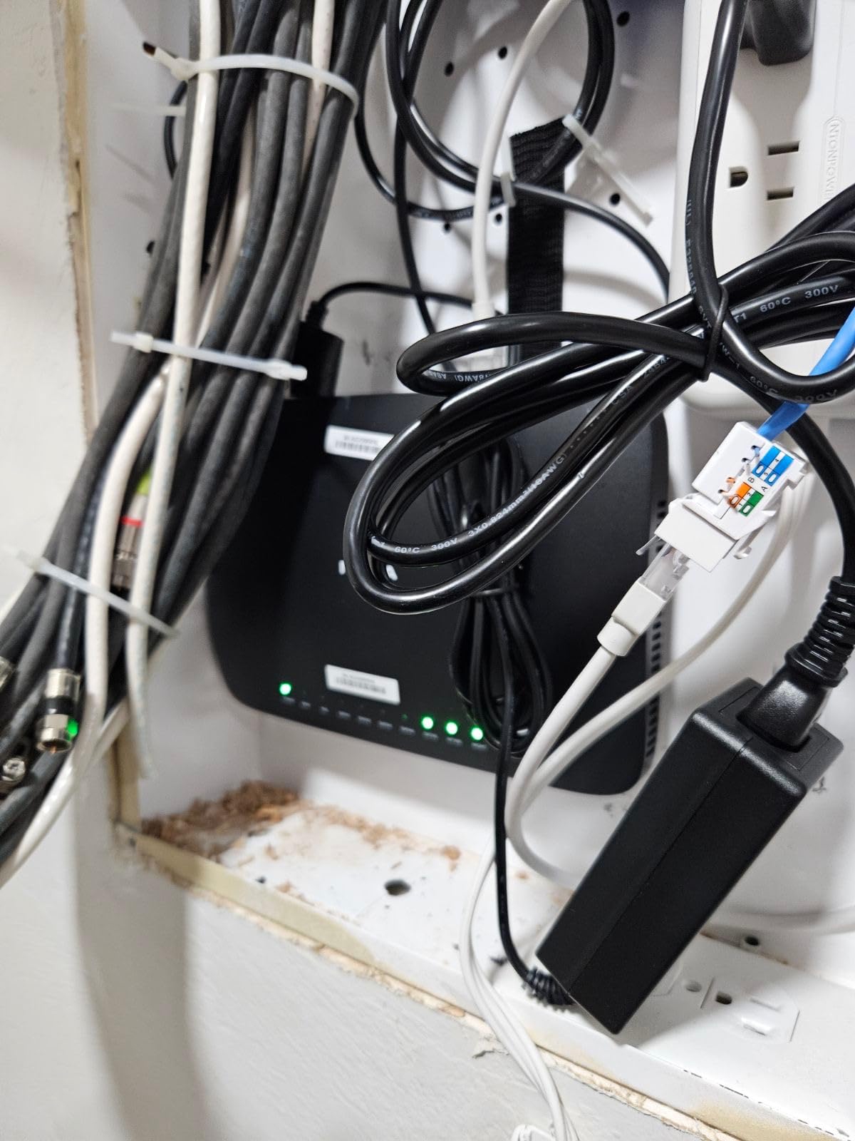 TP-Link Tri-Band AXE5400 Wi-Fi 6E Gaming Router Archer GXE75 | 6-Stream 5.4 Gbps | 1x2.5G + 4x1G Ports, USB 3.0 | Exclusive Acceleration, Gaming Port & Panel, RGB Lighting customer photo 2