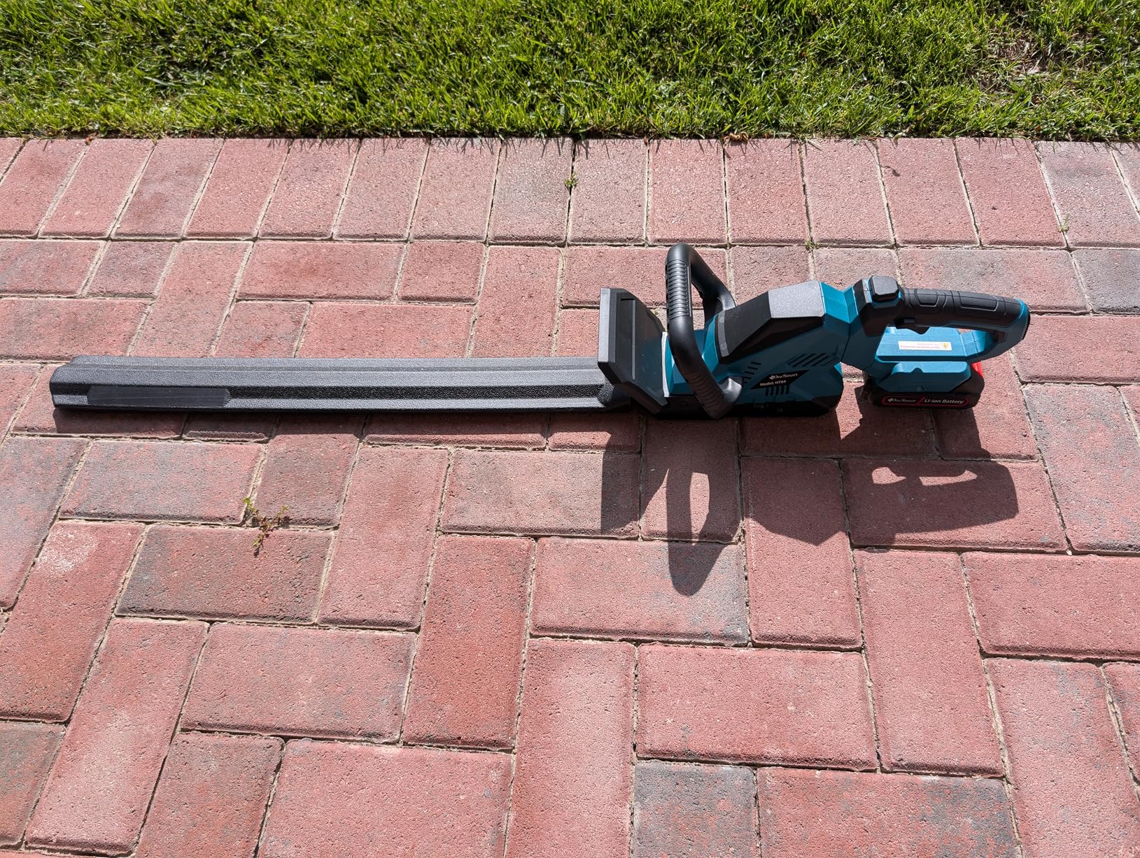 20'' Hedge Trimmers Cordless with Battery, Brushless Electric Bush Clipper with 2 Pack Rechargeable Batteries, 3000RPM 180 Rotatable Head, 2/3'' Blade Gap, Gardening Gifts for Men Dad Father customer photo 1