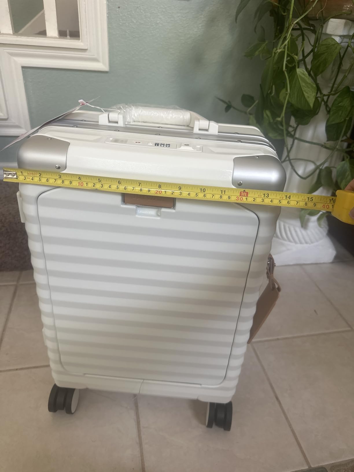 Joyway 20 Inch Carry On with Aluminum Frame, Front Pocket, USB Port, Cup Holder, Spinner Wheels, TSA Lock customer photo 1