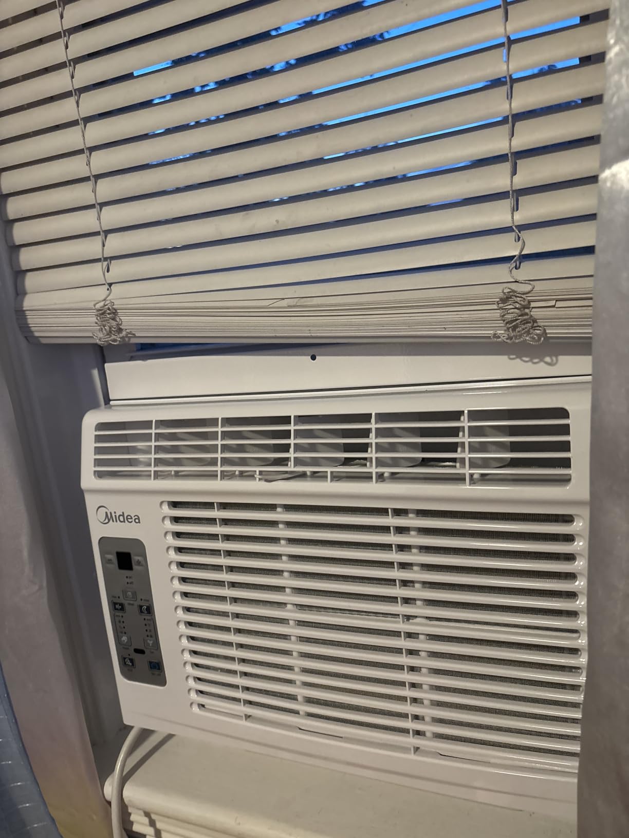 Midea 5,000 BTU Window Air Conditioner, Cools up to 150 Sq. Ft. with Easy-to-Use Reusable Filter, Remote, Perfect AC for Bedroom, Living Room, Home Office, Electronic Control customer photo 1