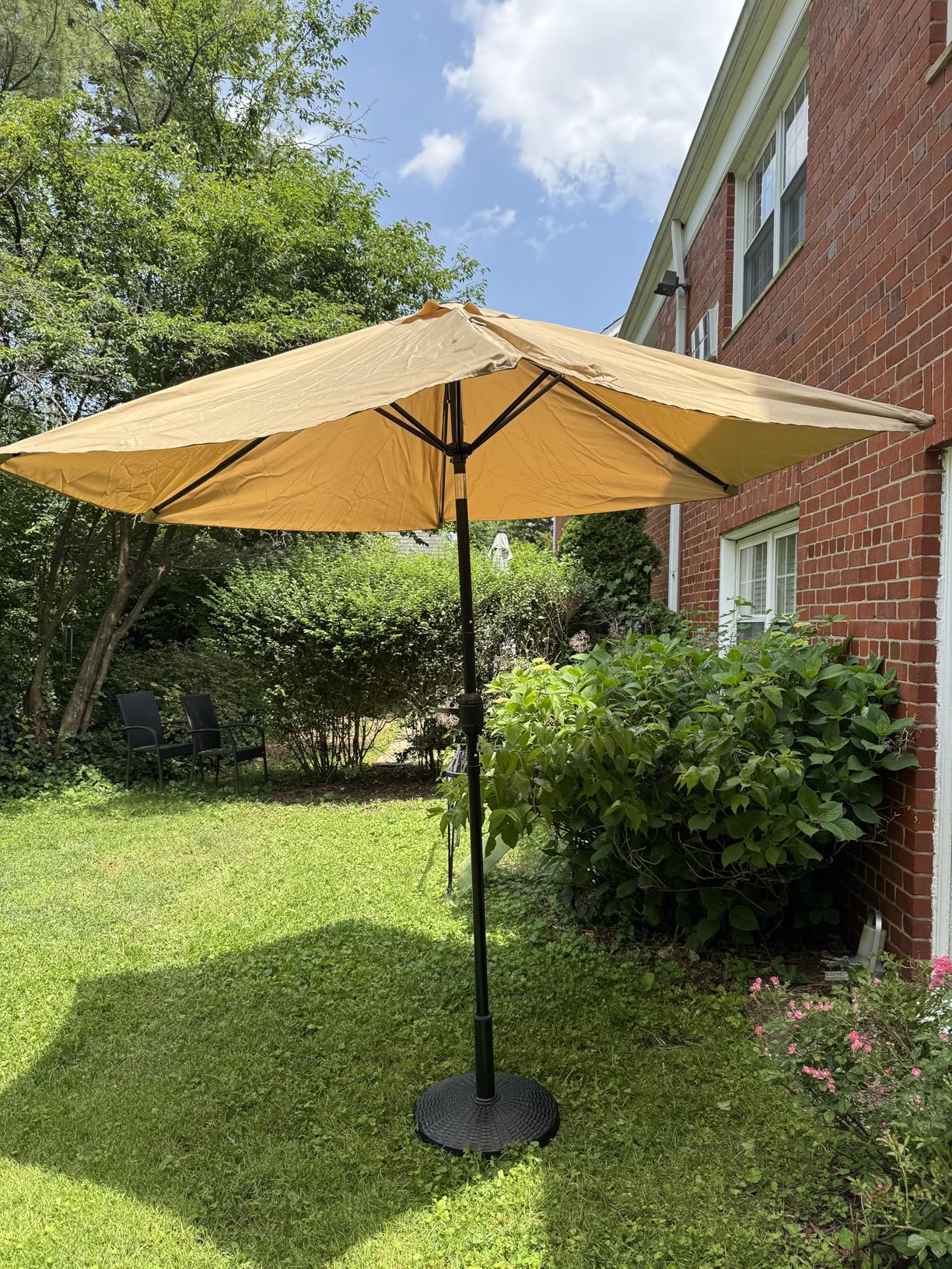 Yaheetech 9FT Patio Umbrella with 22lb Umbrella Base Included, Outdoor Market Umbrella with Push Button Tilt, Crank and Sturdy Ribs, Outdoor Yard Sun Shade w/Stand Heavy Duty customer photo 2