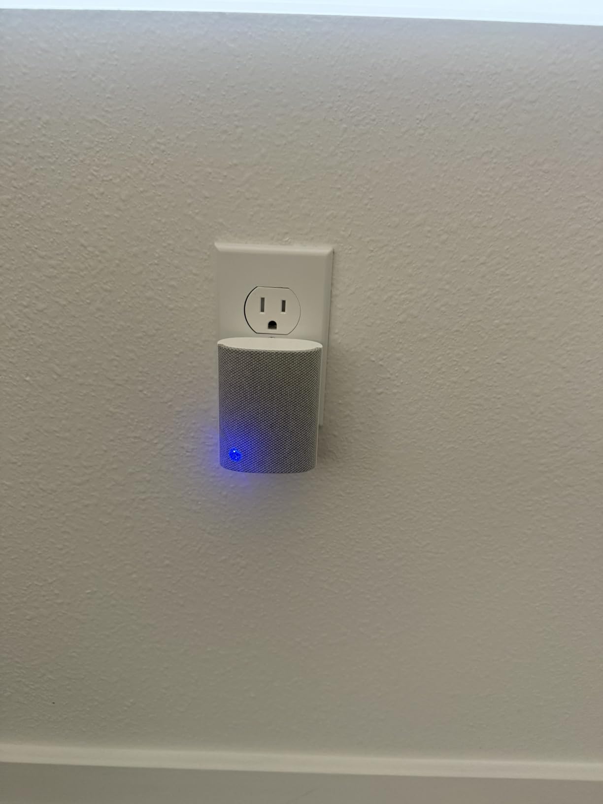 Ring Chime - Enhanced audio for real-time alerts, easy plug-in setup, simple wifi & Bluetooth connectivity, sleek design, White customer photo 2