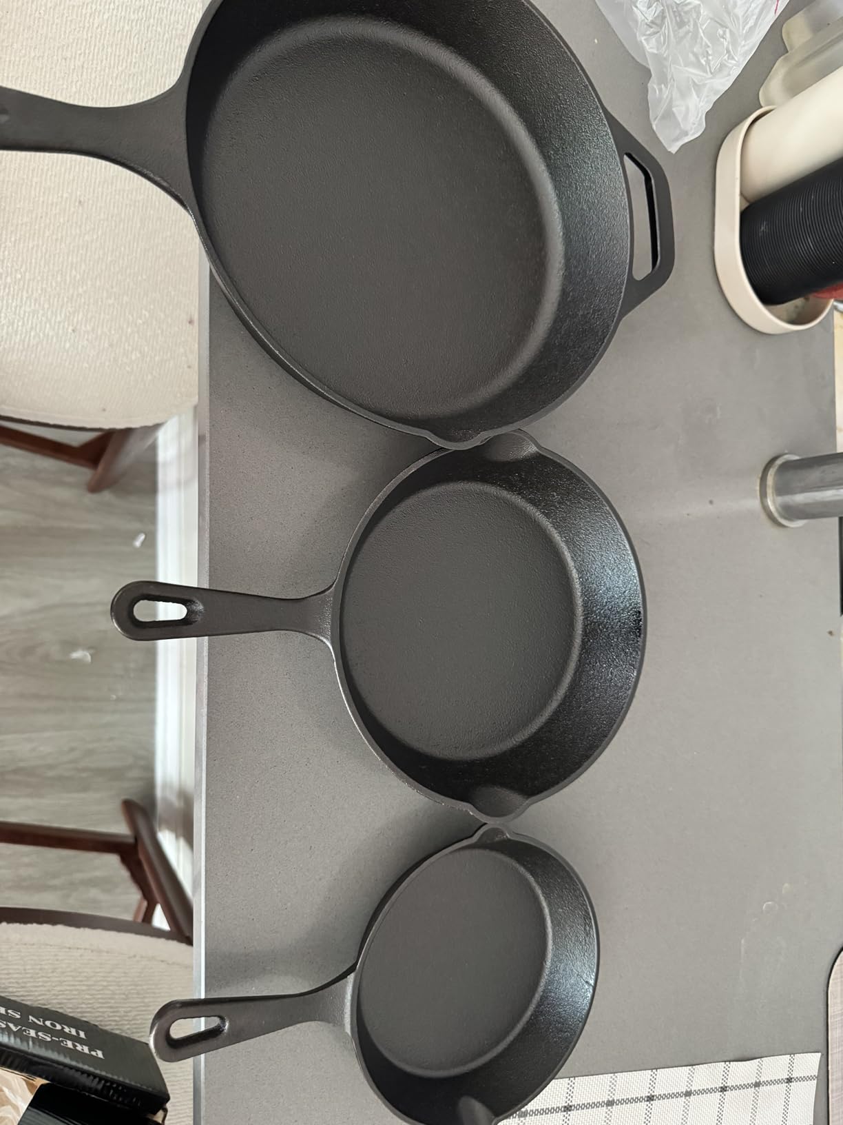 EWFEN Cast Iron Skillet 3-Piece Set, Heavy-Duty Professional Restaurant Chef Quality Pre-Seasoned Pan Cookware Set, 6, 8, 10 Inch customer photo 2