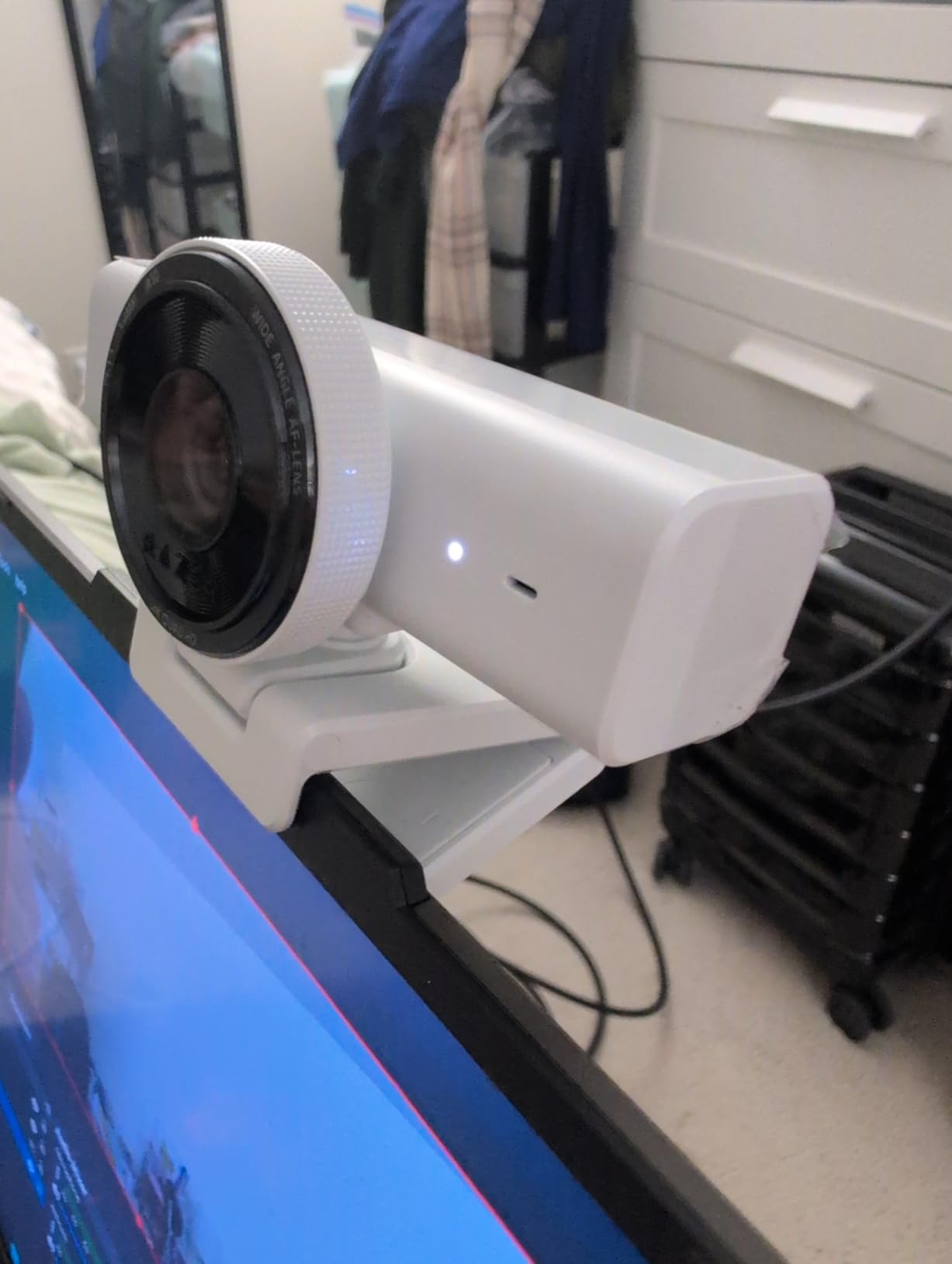 Razer Kiyo V2 X Streaming Webcam: 1440p 60 FPS - Auto Focus - Built-in Microphone - Wide Angle Lense - Integrated Privacy Shutter - Works with OBS, Xsplit, Streamlabs, Discord, Zoom, Teams - Black customer photo 1