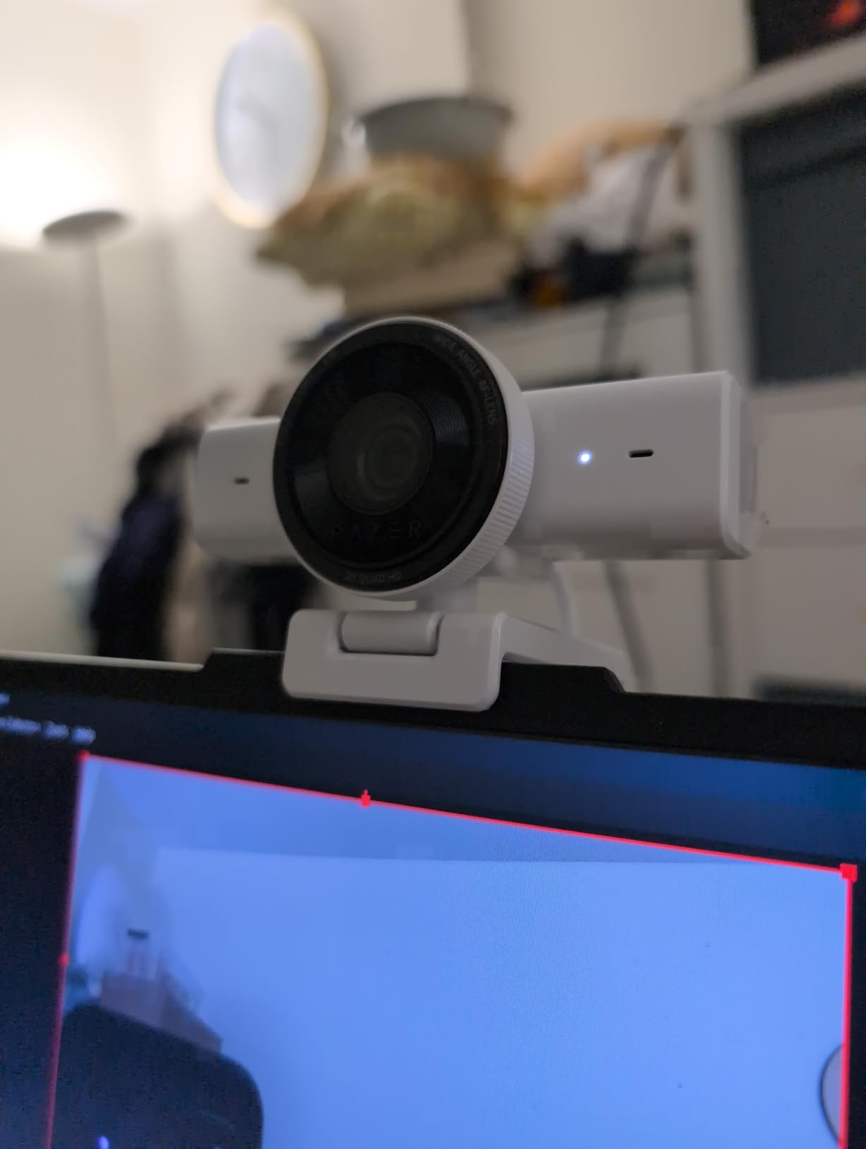 Razer Kiyo V2 X Streaming Webcam: 1440p 60 FPS - Auto Focus - Built-in Microphone - Wide Angle Lense - Integrated Privacy Shutter - Works with OBS, Xsplit, Streamlabs, Discord, Zoom, Teams - Black customer photo 2