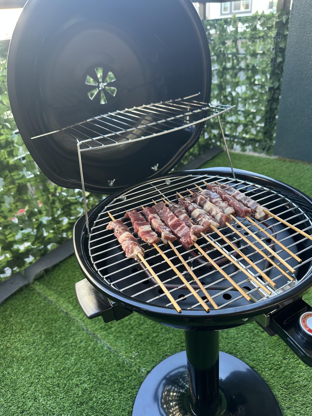 Electric Grill Outdoor, CUSIMAX Electric BBQ Grill, 1600W Portable BBQ with Lid for Cookouts, BBQ Gatherings, Small Spaces, Adjustable Heat, Removable Stand Grill, Oil Collector customer photo 1