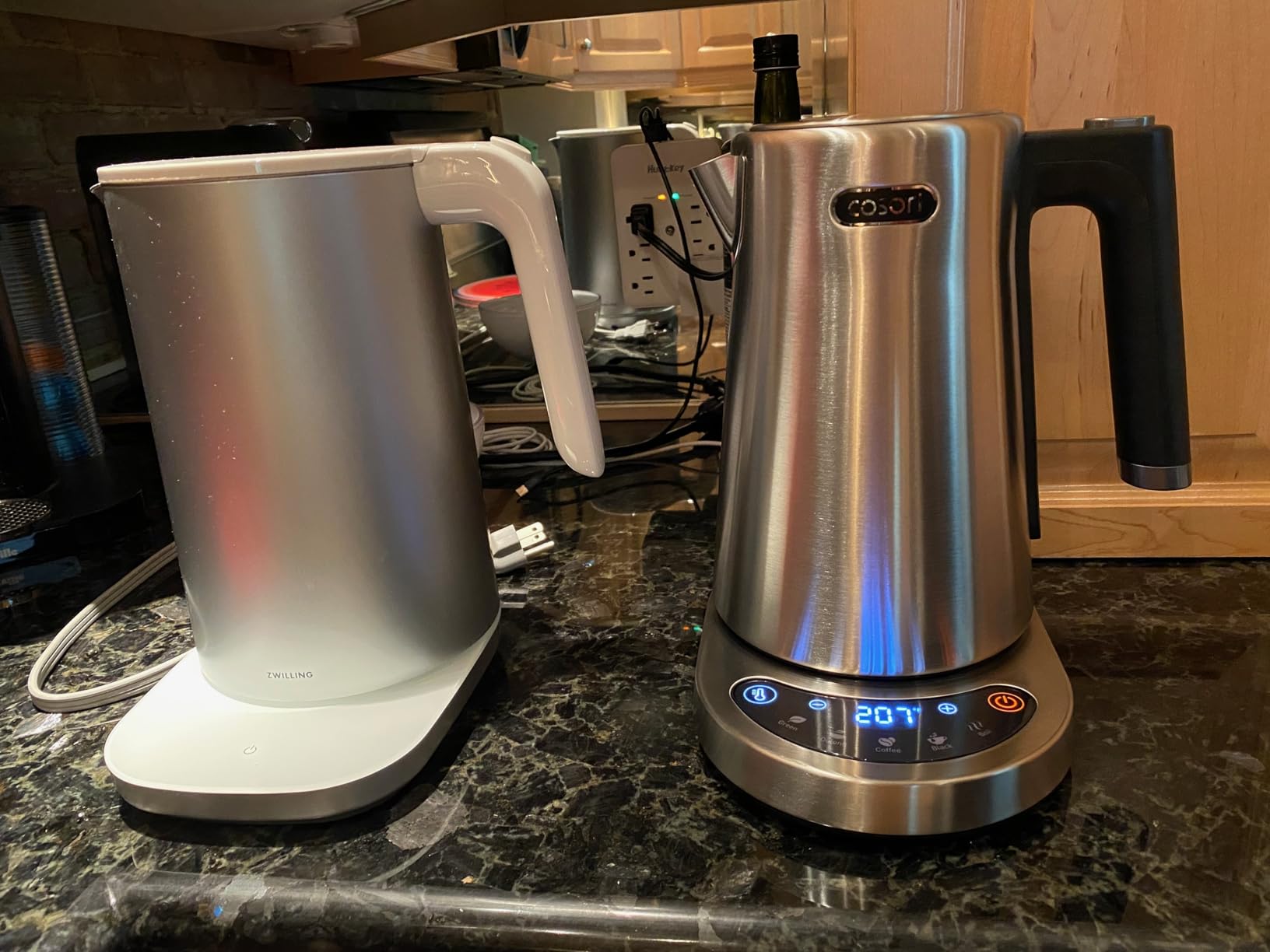 Cosori Electric Kettle, Plastic-Free Interior, 5 Presets ±5°F Temperature Control, Fast Boiling, 2 Lid Opening, 60Min Keep Warm, Stainless Steel Tea Kettle for Tea, Hot Water, Boil Water, Coffee, 1.7L customer photo 1