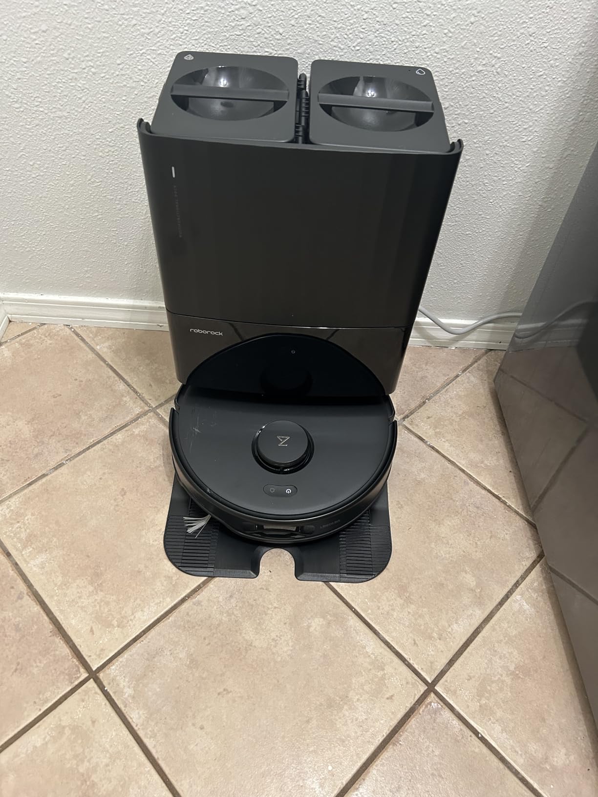 Roborock Qrevo Edge 2 Robot Vacuum and Mop, 25,000Pa, 3.14'' Ultra-Slim, Zero-Tangle, AI Object Recognition, 176°F Hot Water Mop Washing & Auto-Drying, Carpet & Pet Hair, FlexiArm Edge Cleaning customer photo 2