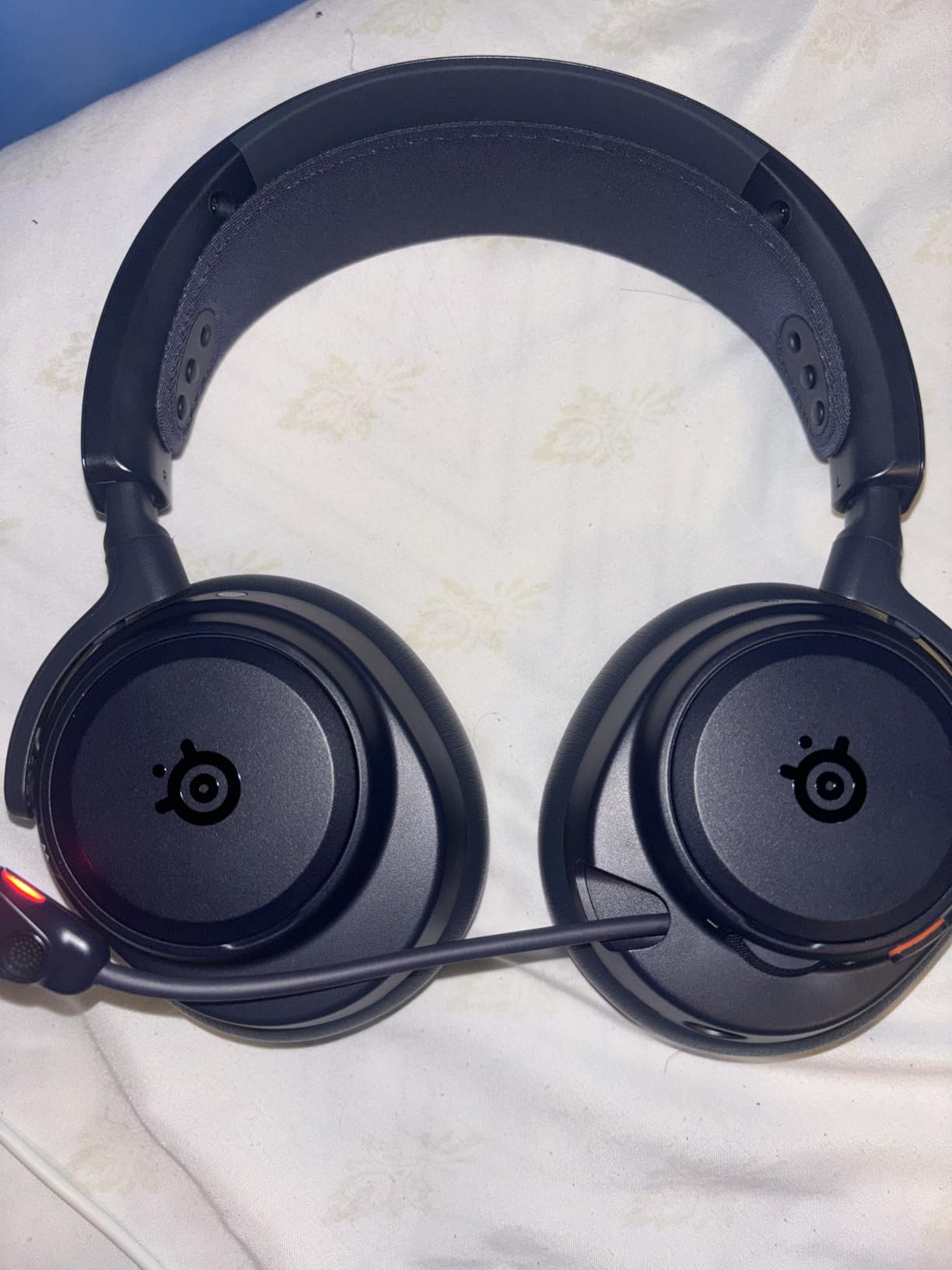 SteelSeries Arctis Nova Pro Omni - Hi-Res Wireless Gaming Headset, 96kHz/24bit, ANC, ClearCast Pro Mic, AI Noise Rejection, Mobile App, Mix 2.4GHz + BT, OmniPlay PC+PlayStation+Xbox - Midnight Blue customer photo 1