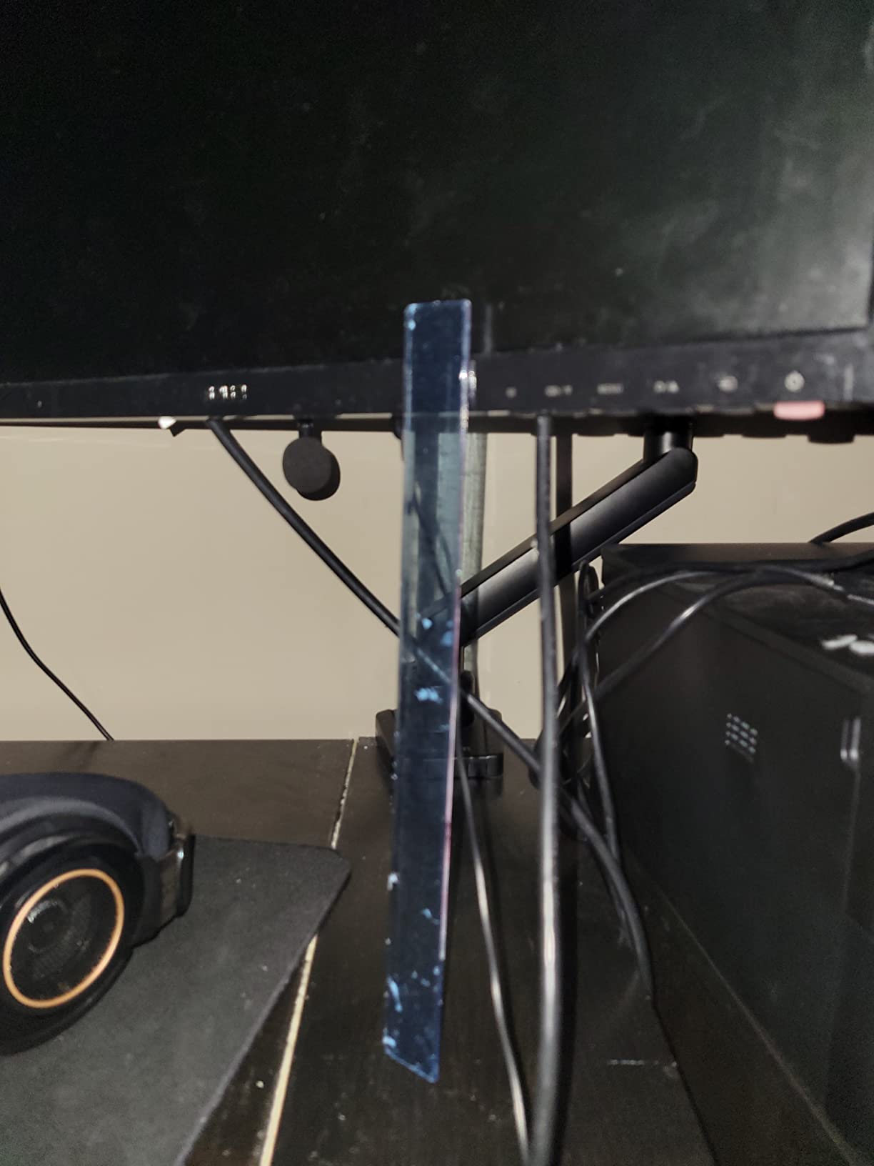 Mount-It! Single Monitor Arm Desk Mount for 24-32 Inch Computer Monitor, Full Motion Aluminum Mount, VESA 75x75 100x100, Holds up to 17.6 lbs, Cable Management, C-Clamp and Grommet Base, Black customer photo 1