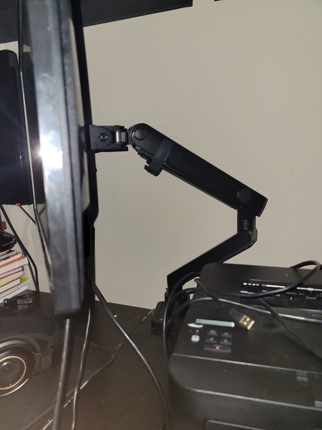 Mount-It! Single Monitor Arm Desk Mount for 24-32 Inch Computer Monitor, Full Motion Aluminum Mount, VESA 75x75 100x100, Holds up to 17.6 lbs, Cable Management, C-Clamp and Grommet Base, Black customer photo 2