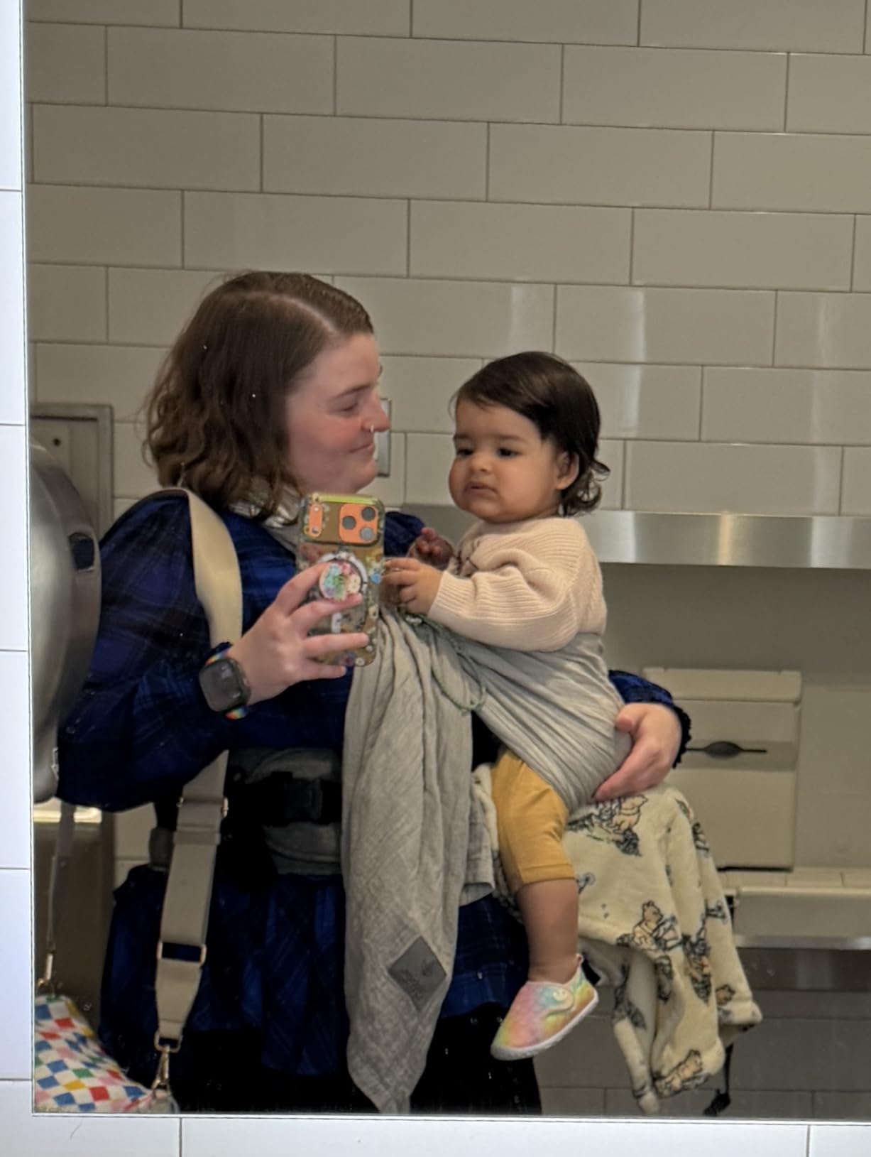 Tushbaby Original Hip Seat Baby Carrier for Babies & Toddlers up to 45 lbs, Safety Certified, Lightweight No-Foam Design with Storage (Grey) customer photo 2