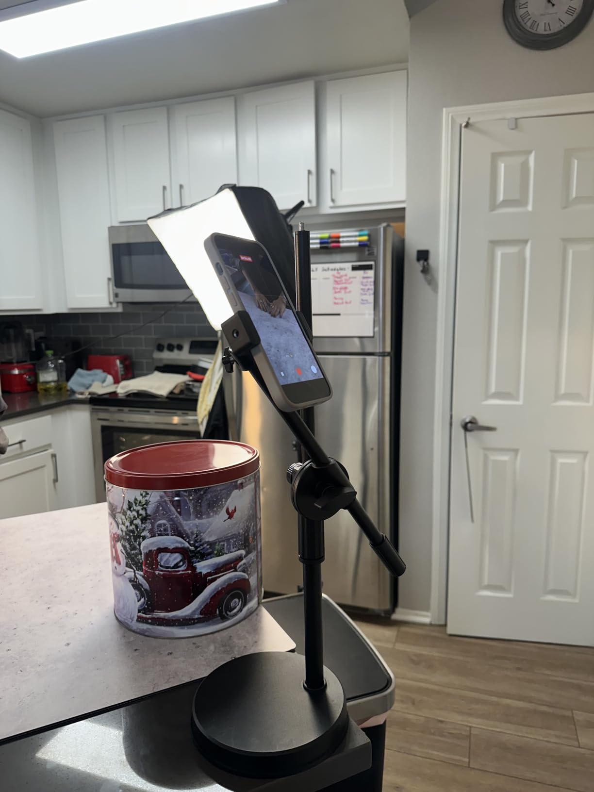 Torjim Softbox Photography Lighting Kit, 20'' x 20'' Professional Softbox Lighting Kit with 85W 3000-7500K LED Bulbs, Studio Lights for Photography/Video Recording/Live Streaming customer photo 2