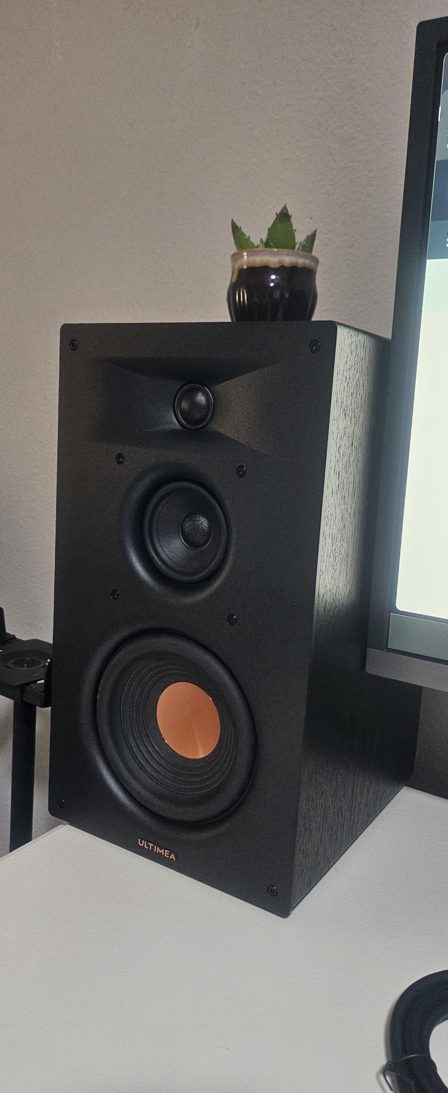 ULTIMEA 3-Way Powered Bookshelf Speakers with 5.25'' Woofer, 70W RMS, App, Edge Horn & BassMX, SUB Out & HDMI ARC for Home Theater, Bluetooth 6.0, Auracast, Grille-Free Design, BS-3 customer photo 2