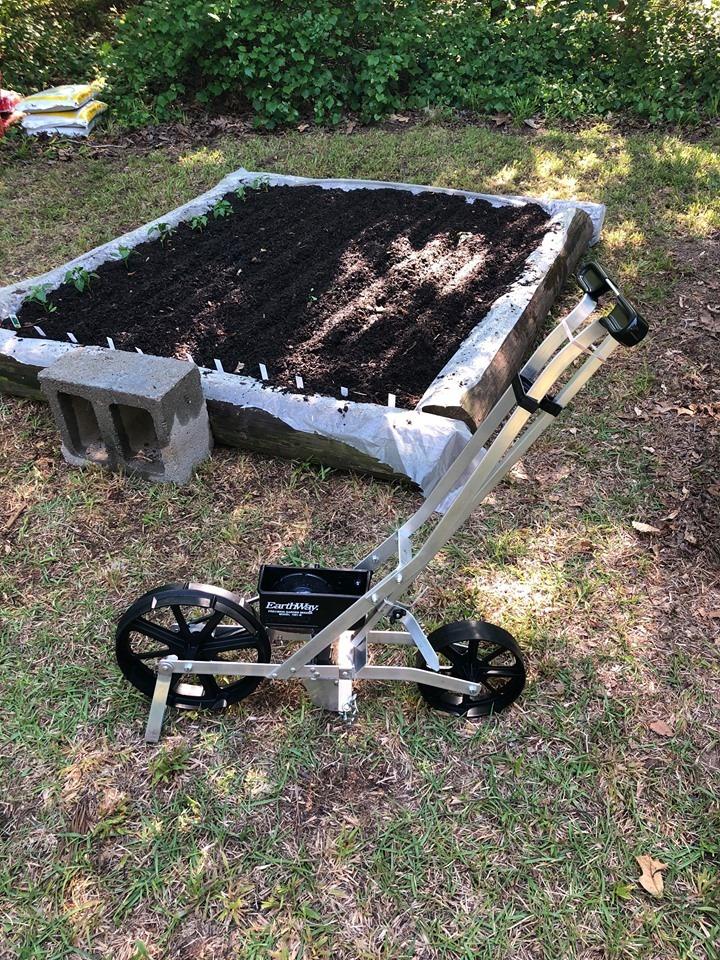 EarthWay Products 10001 Precision Garden Seeder with 7 Seed Plates, Sweet Corn Planter, Accurate Seed Drill for Gardeners, Durable Corn Planter, Use in Prepared Soil customer photo 1