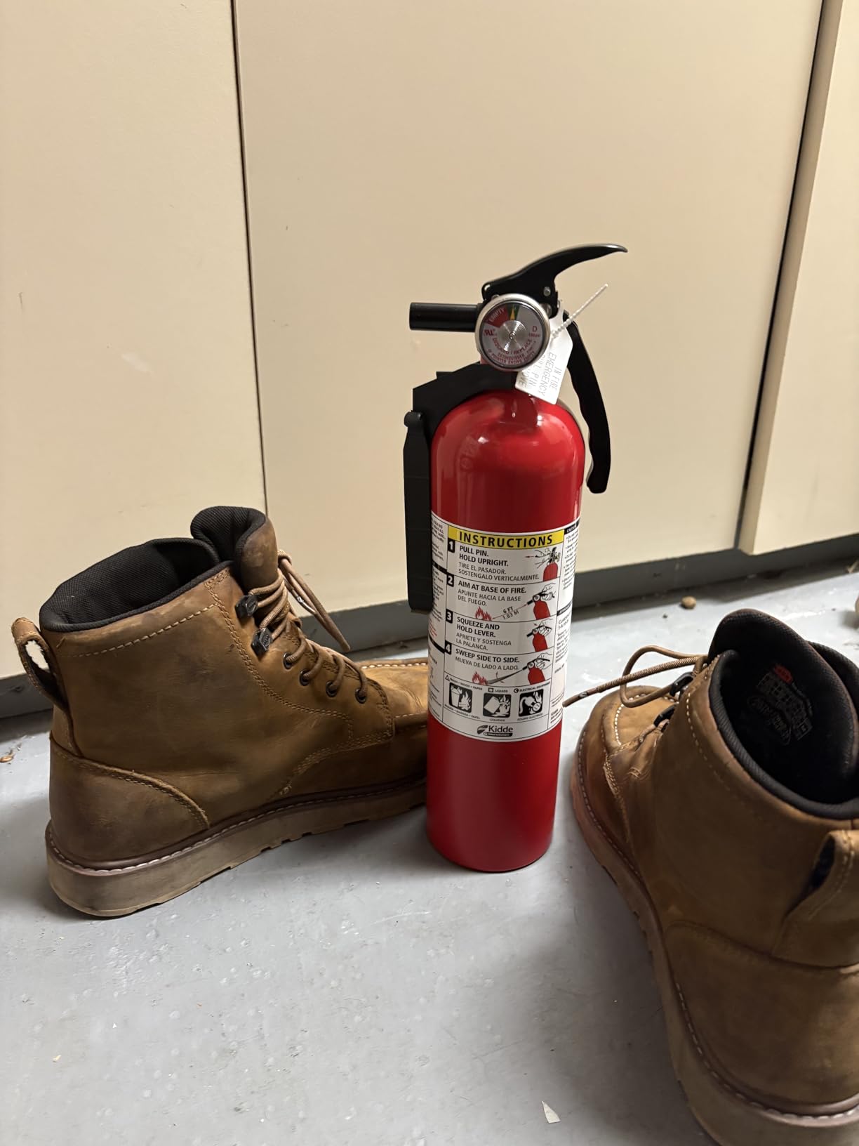 Kidde Basic 110 Fire Extinguisher for Home, 1-A:10-B:C, FA110G, 1 Pack | Residential Multi-Purpose Extinguisher for Small Common Household Fires, 2.5 lb. Dry Chemical customer photo 1