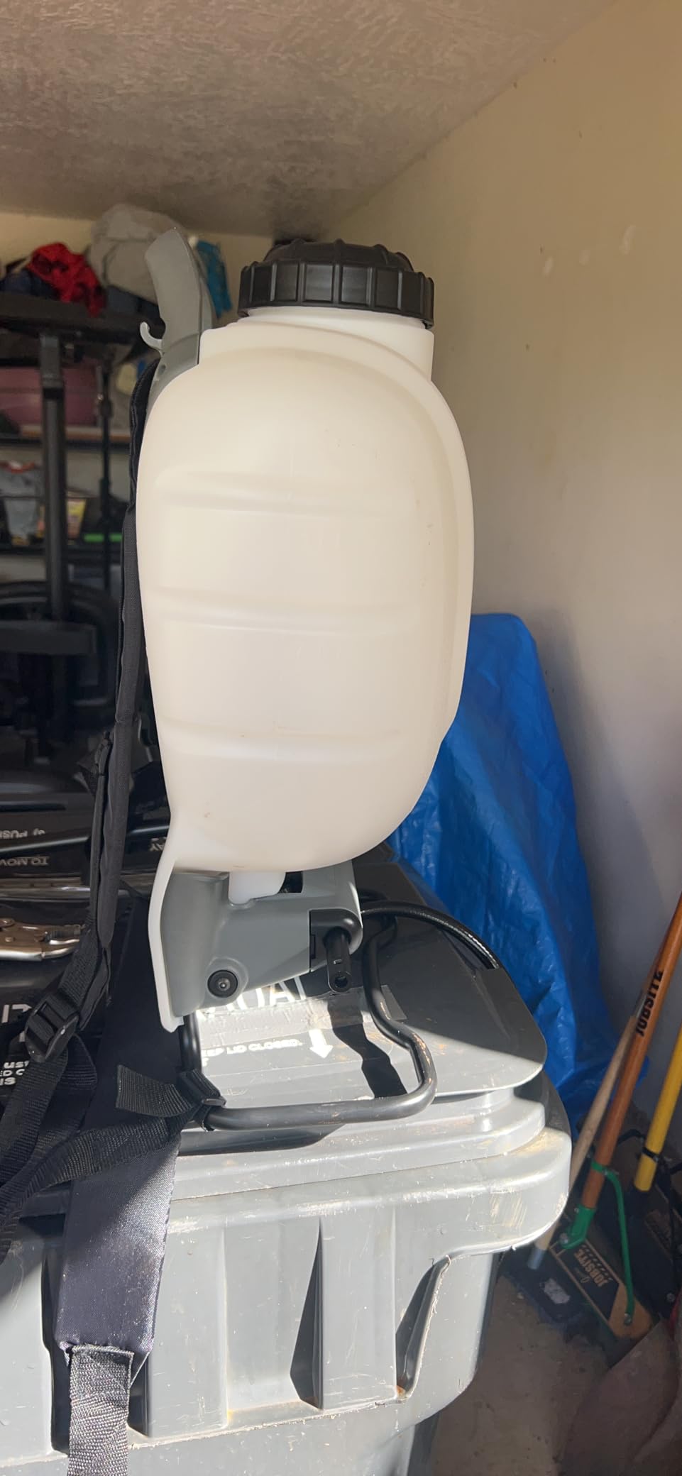 FIELD KING 190328 Backpack Sprayer, 4 Gallon, with Internal No Leak Pump Design Delivers 150 PSI customer photo 2