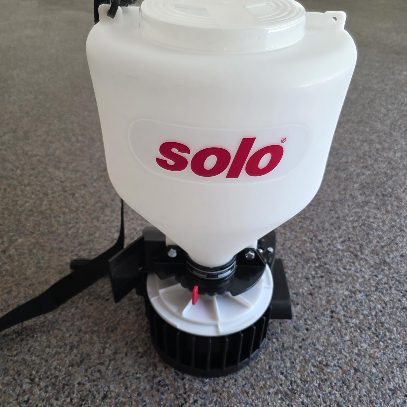 SOLO Inc 421 20-Pound Capacity Portable Chest-Mount Spreader with Comfortable Cross-Shoulder Strap - 421S, White, 20lb customer photo 2