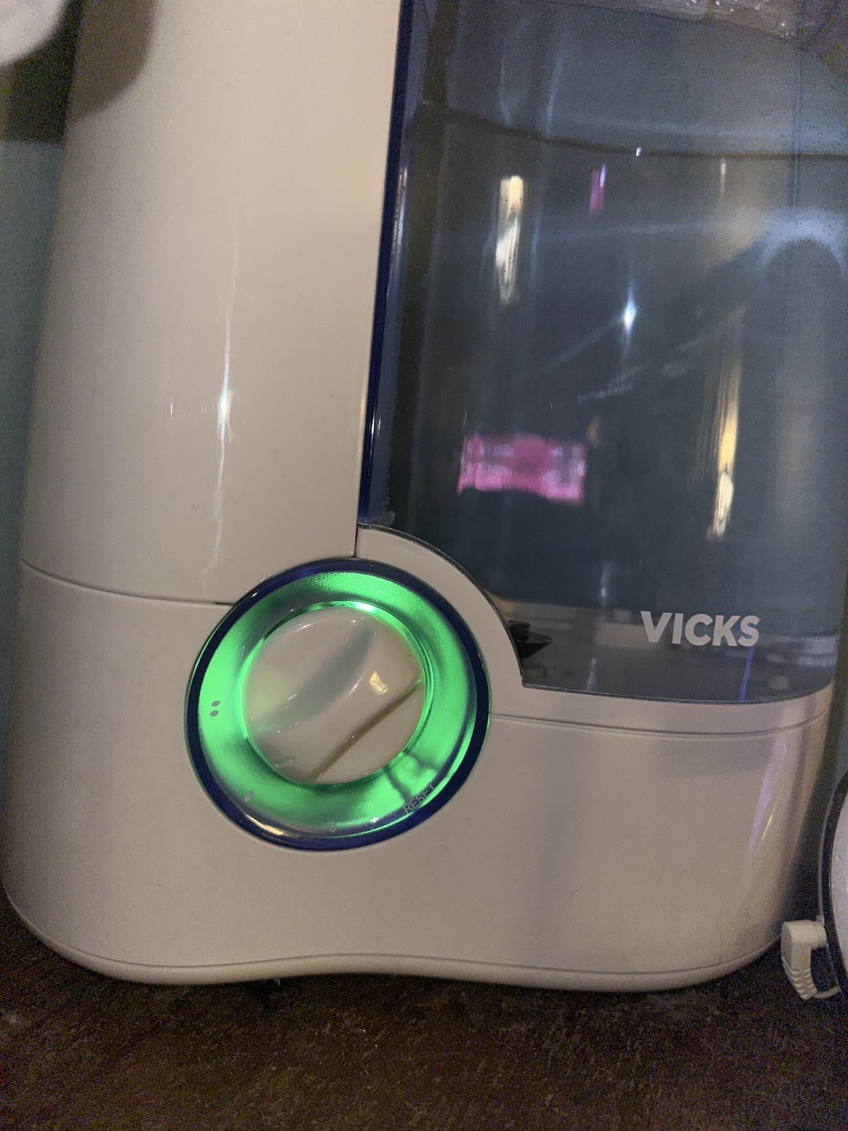 Vicks Warm Mist Humidifier for Small to Medium Rooms, White | Filter-Free Operation with a 1-Gallon Tank, Auto Shut-Off, Night Light, Works with VapoPad & VapoSteam customer photo 1
