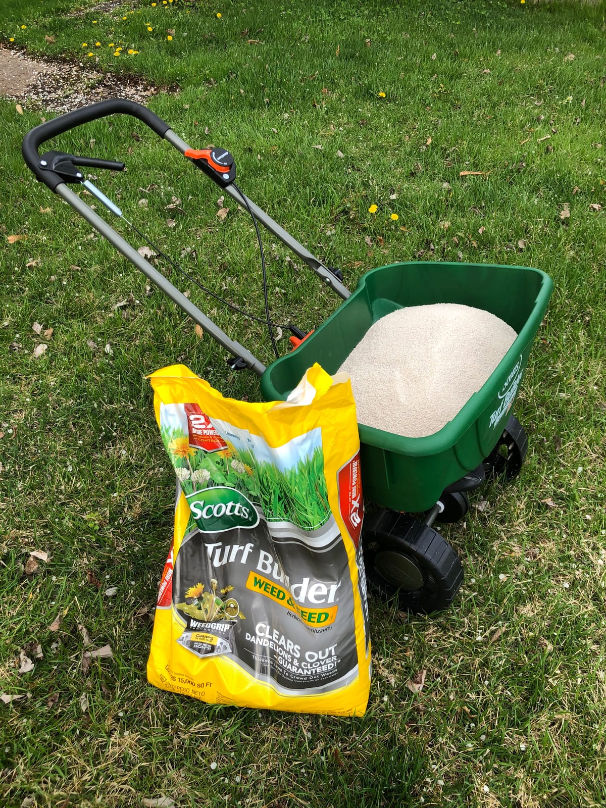 Scotts Turf Builder EdgeGuard DLX Broadcast Spreader for Seed, Fertilizer, Salt, Ice Melt, Holds up to 15,000 sq.ft. Product, Green customer photo 2