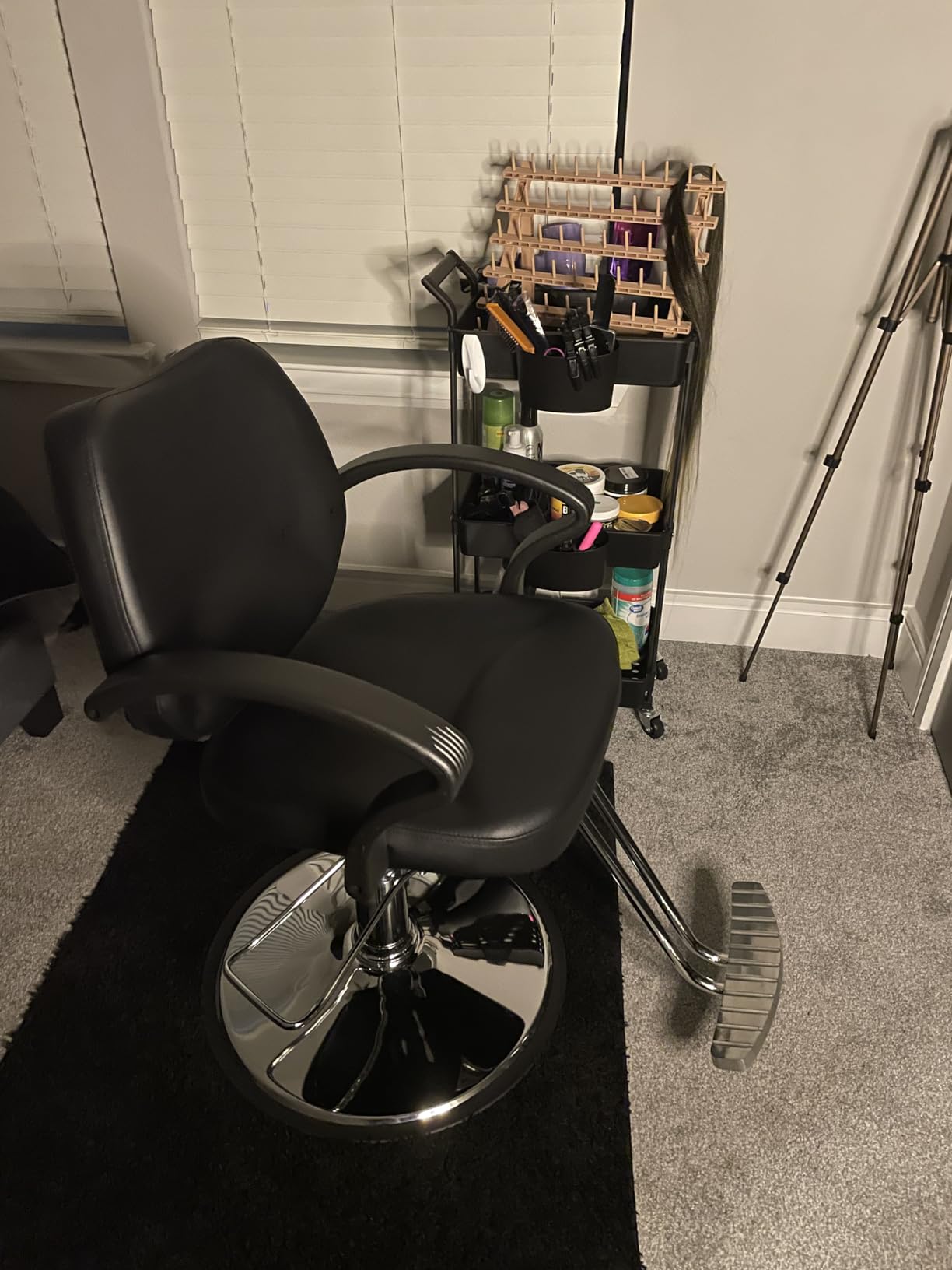 BestMassage Barber Chair Black PU Leather Styling Chair with Footrest and Adjustable Height, Anti-Slip Chrome Base, Heavy-Duty Steel Frame for Hair Stylists & Home Use customer photo 1
