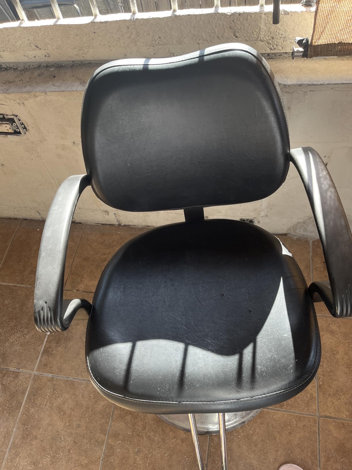 BestMassage Barber Chair Black PU Leather Styling Chair with Footrest and Adjustable Height, Anti-Slip Chrome Base, Heavy-Duty Steel Frame for Hair Stylists & Home Use customer photo 2