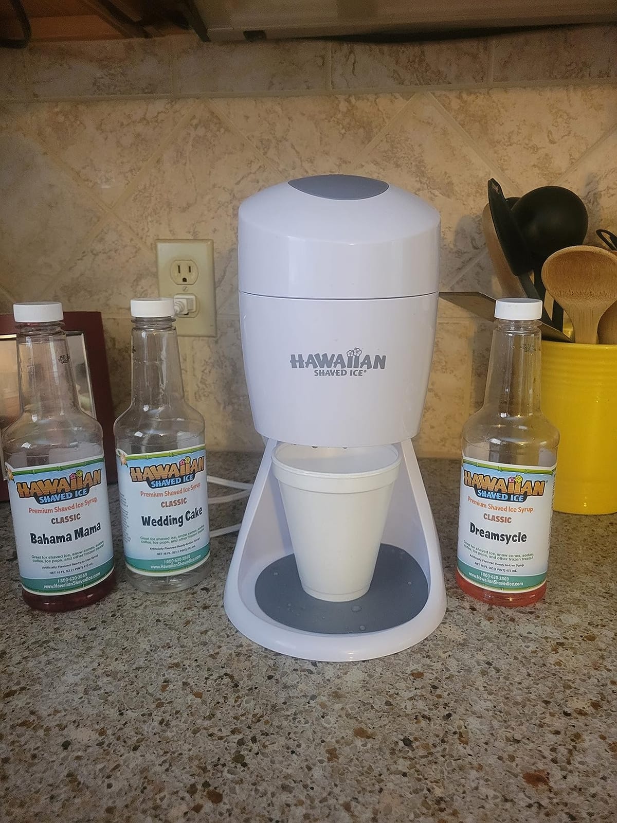 Hawaiian Shaved Ice S900A Snow Cone and Shaved Ice Machine with 2 Reusable Plastic Ice Mold Cups, Non-slip Mat, Instruction Manual, 1-year Manufacturer's Warranty, 120V, White customer photo 2