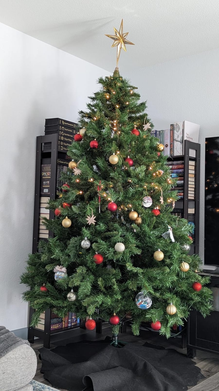 National Tree Company 7.5ft Pre-Lit Winchester Pine Christmas Tree | 500 Clear Lights, 1,198 Tips, Includes Stand, Artificial, Green customer photo 2