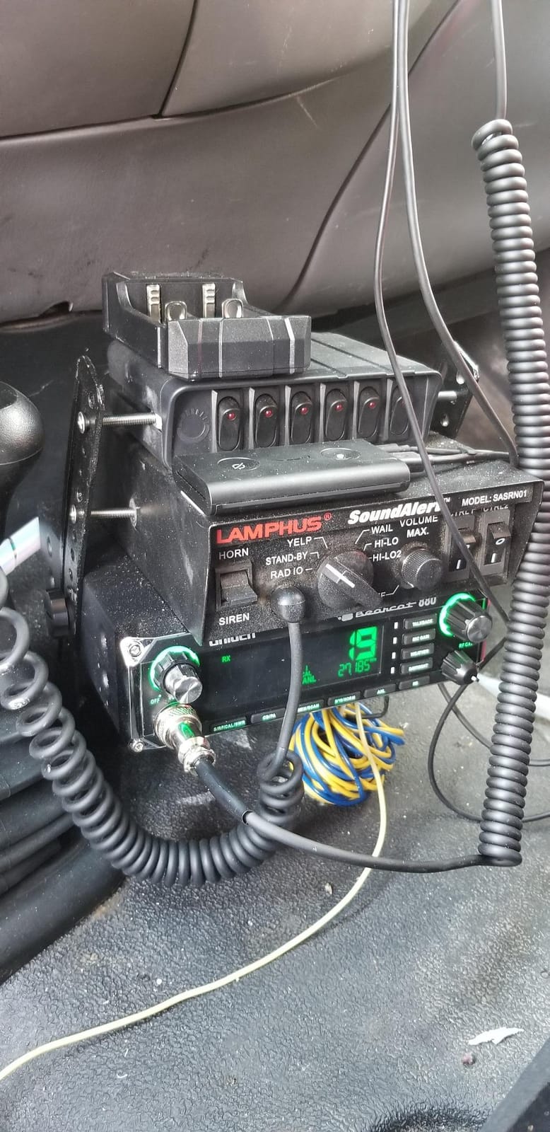 Uniden BEARCAT 880 CB Radio with 40 Channels and Large Easy-to-Read 7-Color LCD Display with Backlighting, Backlit Control Knobs/Buttons, NOAA Weather Alert, PA/CB Switch, and Wireless Mic Compatible customer photo 1