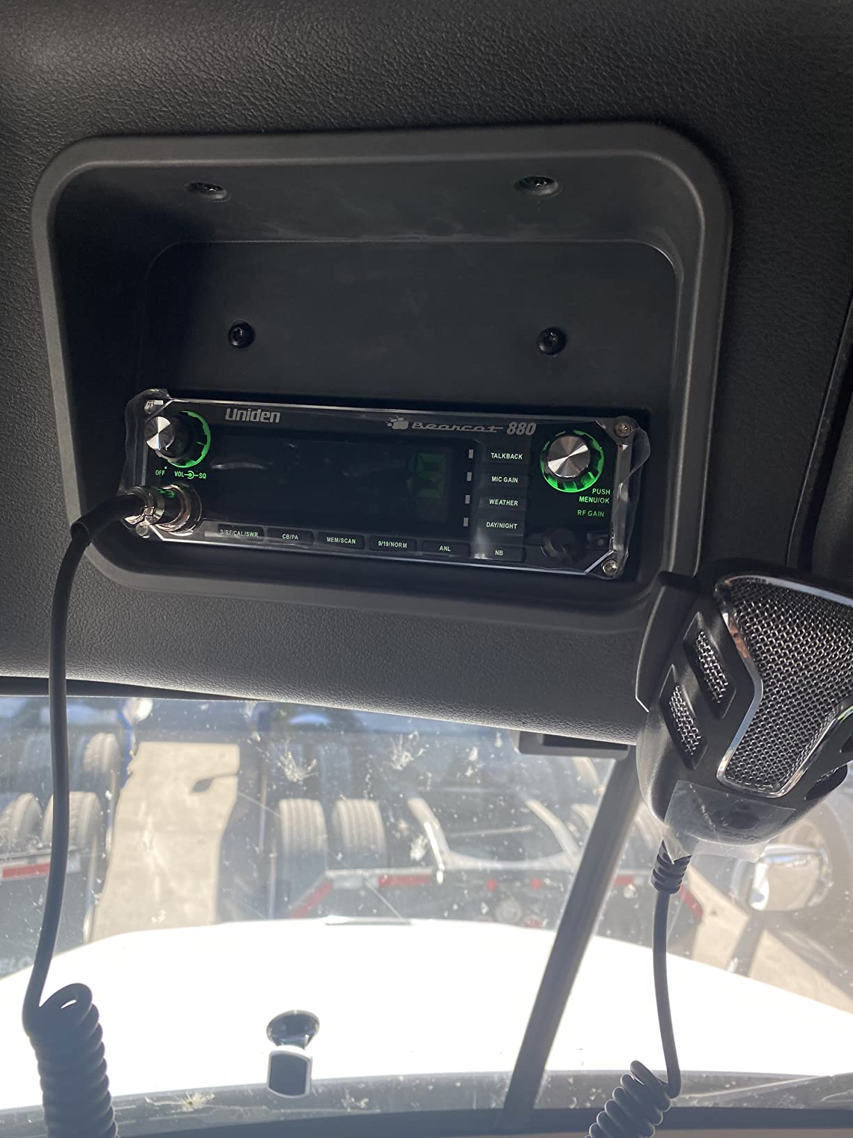 Uniden BEARCAT 880 CB Radio with 40 Channels and Large Easy-to-Read 7-Color LCD Display with Backlighting, Backlit Control Knobs/Buttons, NOAA Weather Alert, PA/CB Switch, and Wireless Mic Compatible customer photo 2