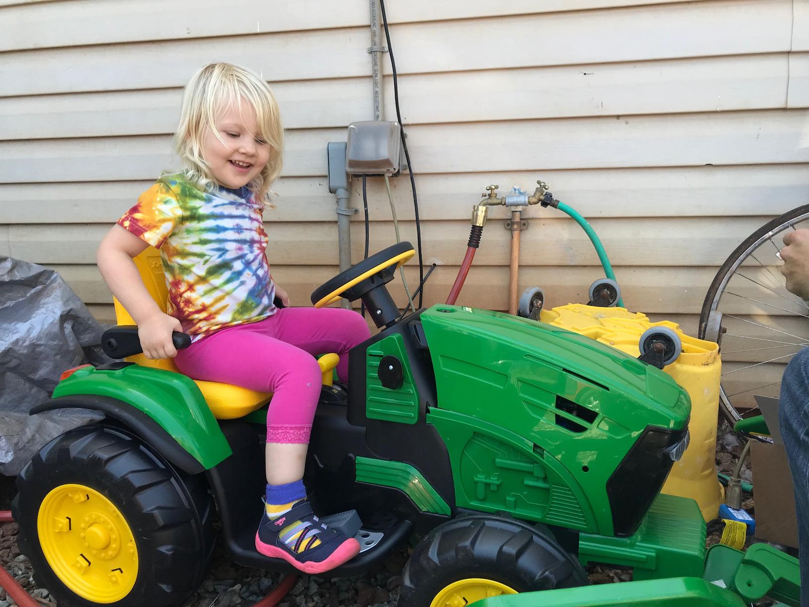 Peg Perego John Deere Ground Loader Tractor Extra-Large 12 Volt Ride on Tractor for Kids Ages 3-7 customer photo 1