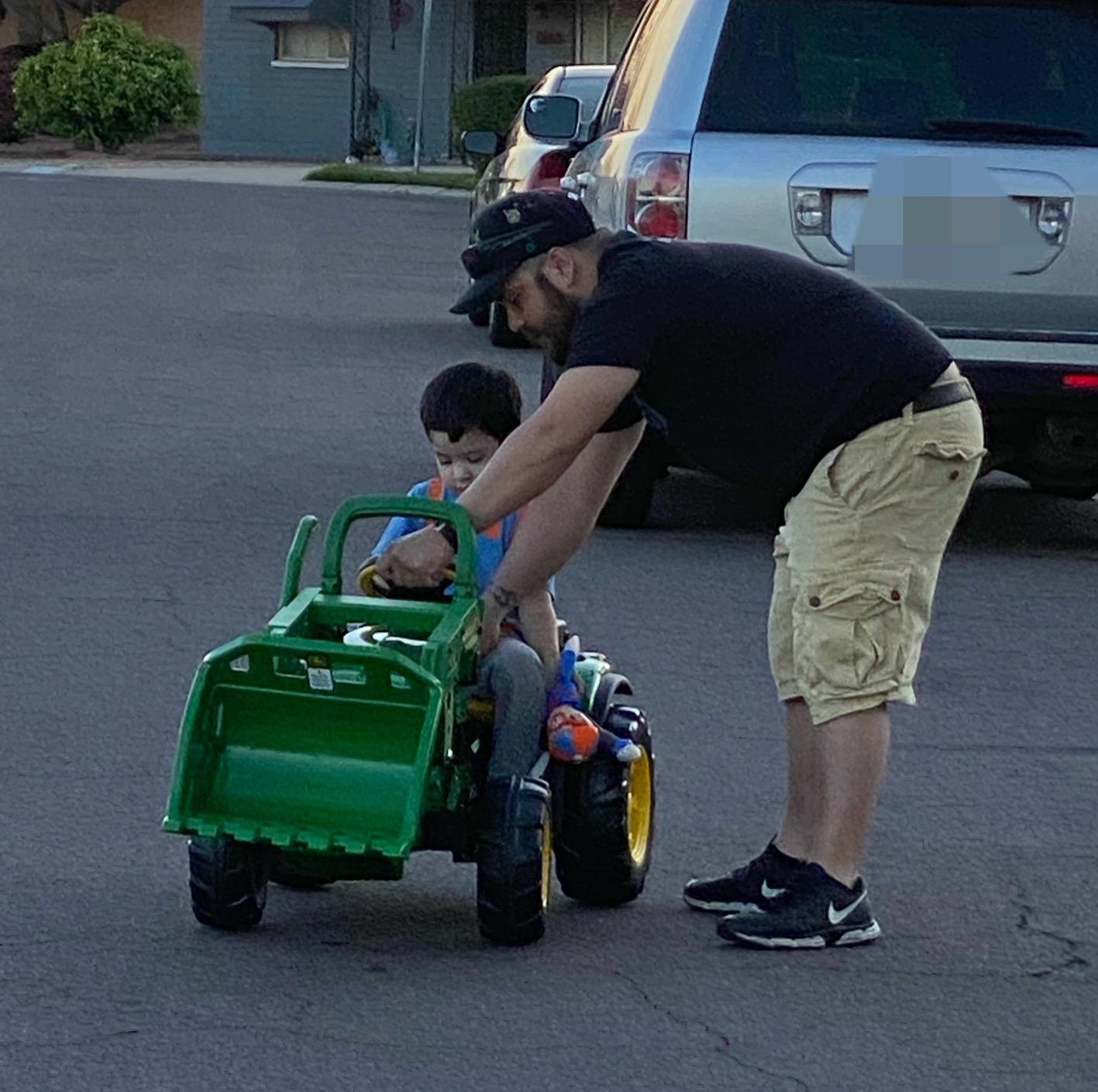 Peg Perego John Deere Ground Loader Tractor Extra-Large 12 Volt Ride on Tractor for Kids Ages 3-7 customer photo 2