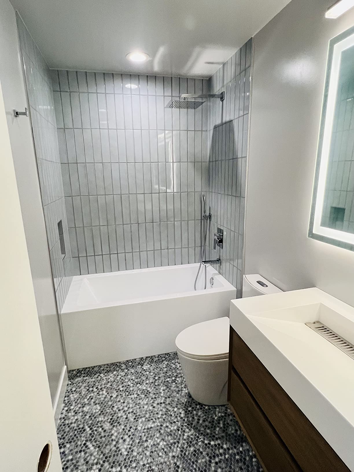 KINGSTON BRASS VTDE603122R 60-Inch Contemporary Alcove Acrylic Bathtub with Right Hand Drain and Overflow Holes, White customer photo 1